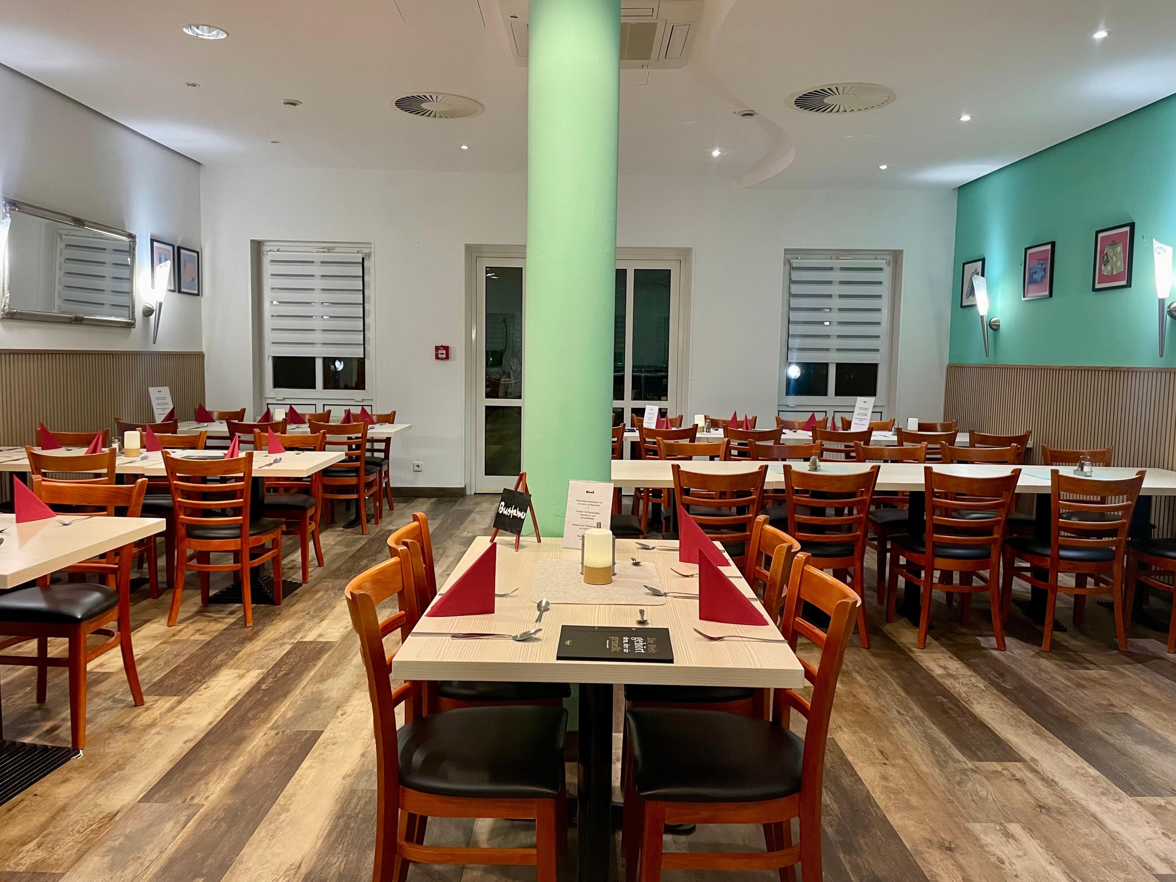 Travelling with a group? No problem! Our spacious restaurant and common areas make it easy to stay together. Gather for breakfast or enjoy a sociable evening in our restaurant, sharing good food, laughter, and memorable conversations to end your day perfectly.