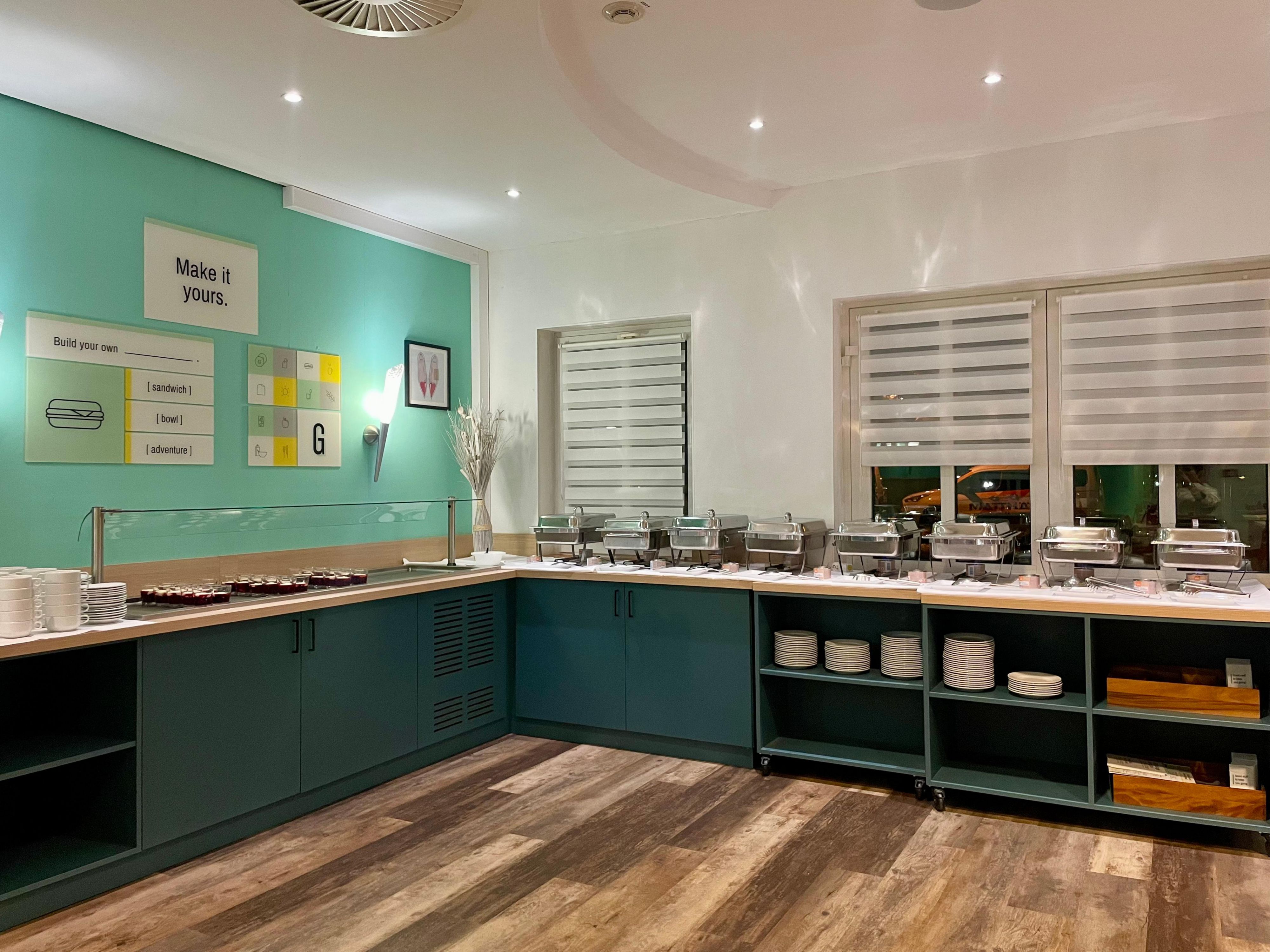 No need to step outside for a delicious meal! Our on-site restaurant serves seasonal dishes daily, crafted to delight your taste buds. From hearty classics to vegetarian creations, every plate is prepared with care to make your stay comfortable, satisfying, and full of flavour. Make sure to reserve in advance on weekends!