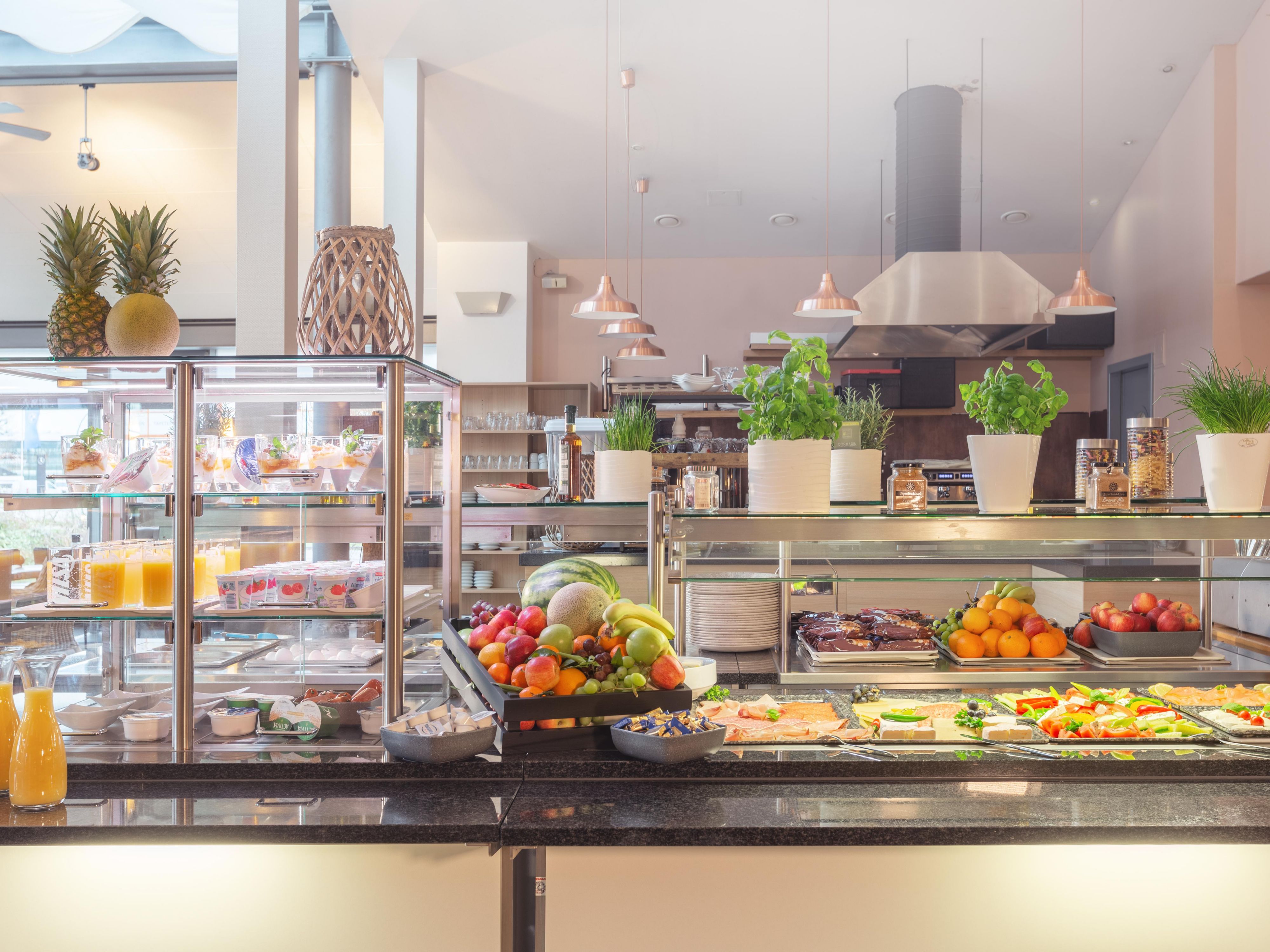 Enjoy authentic Greek cuisine at Restaurant Rozafa, which offers a range of unique dishes. From grilled classics like souvlaki, gyros and bifteki, to vegetarian dishes, fish and seafood. Each dish is prepared according to original recipes and fresh ingredients.