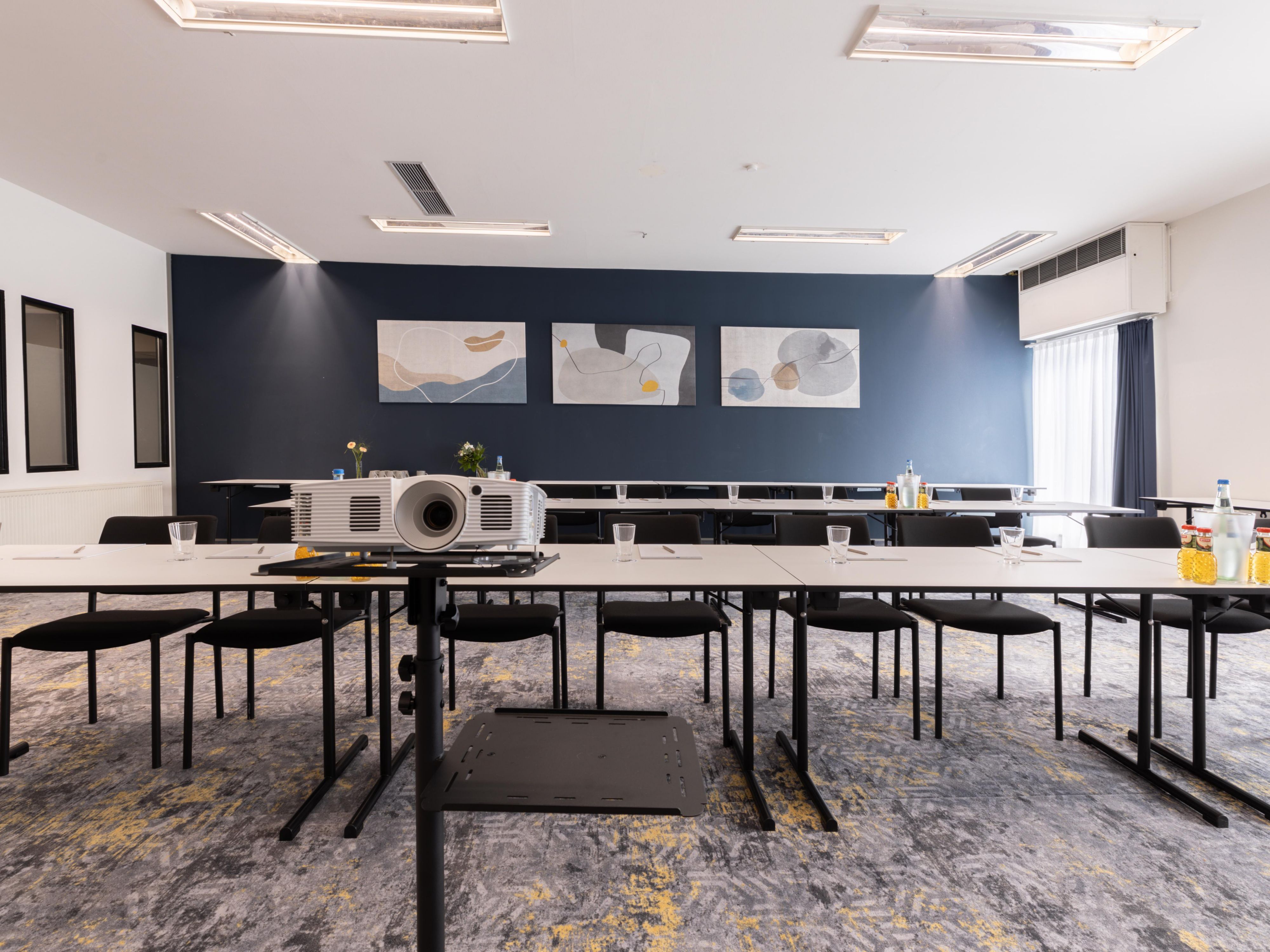 We offer a pleasant atmosphere for conferences and team events. Guests have access to modern conference rooms as well as the adjacent tennis and squash courts for team-building activities that are both productive and relaxed.