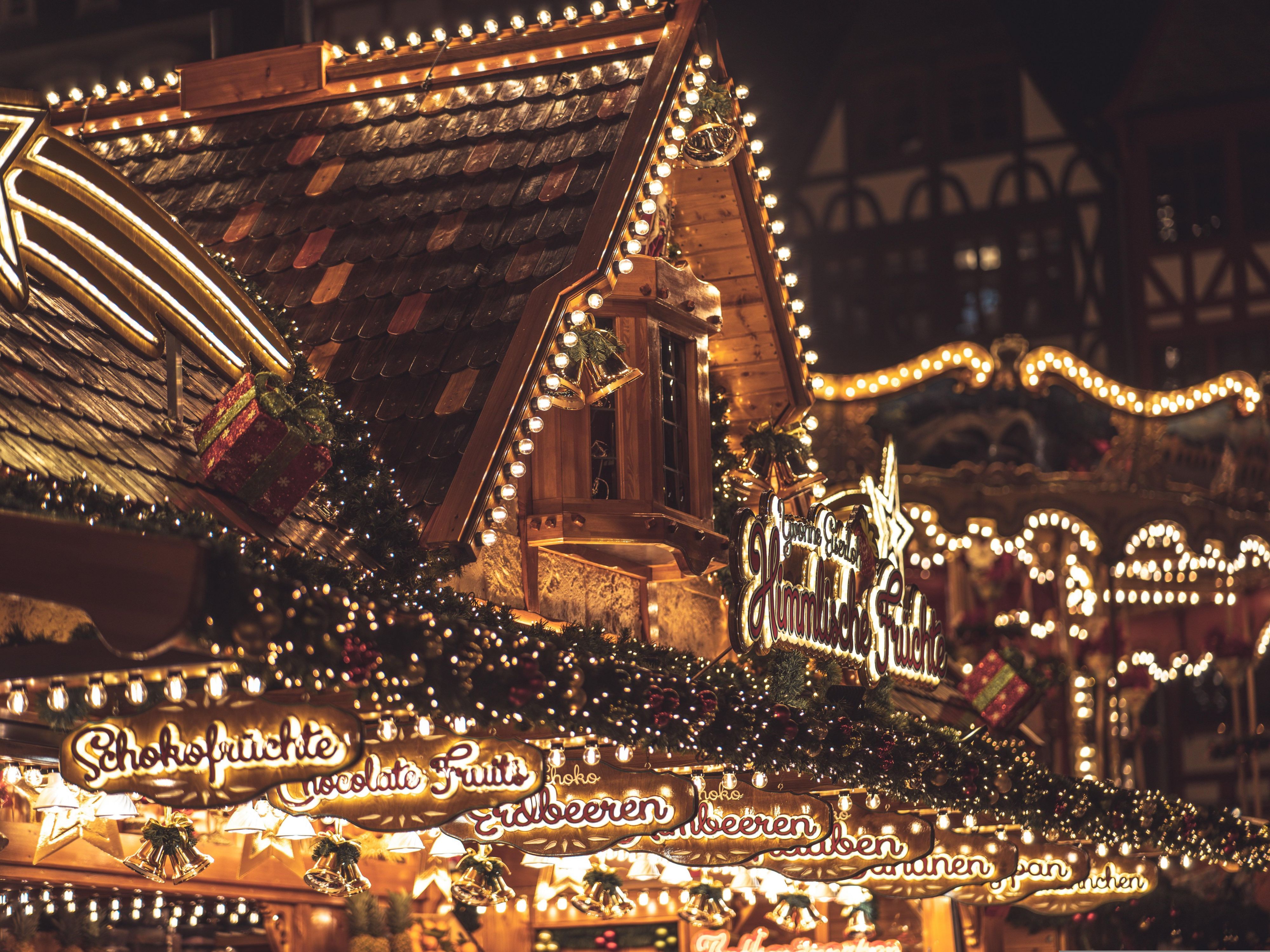 Tauchen Sie ein in das weihnachtliche Elmshorn. Am Alter Markt funkeln tausende Lichter und in der Altstadt begeistert die preisgekrönte Straßenbeleuchtung. Genießen Sie kulinarische Köstlichkeiten, ein Karussell und Familien den vergünstigten Familien-Mittwoch. Und wer noch mehr Weihnachtszauber sucht, erreicht Hamburgs Märkte schnell und bequem.
