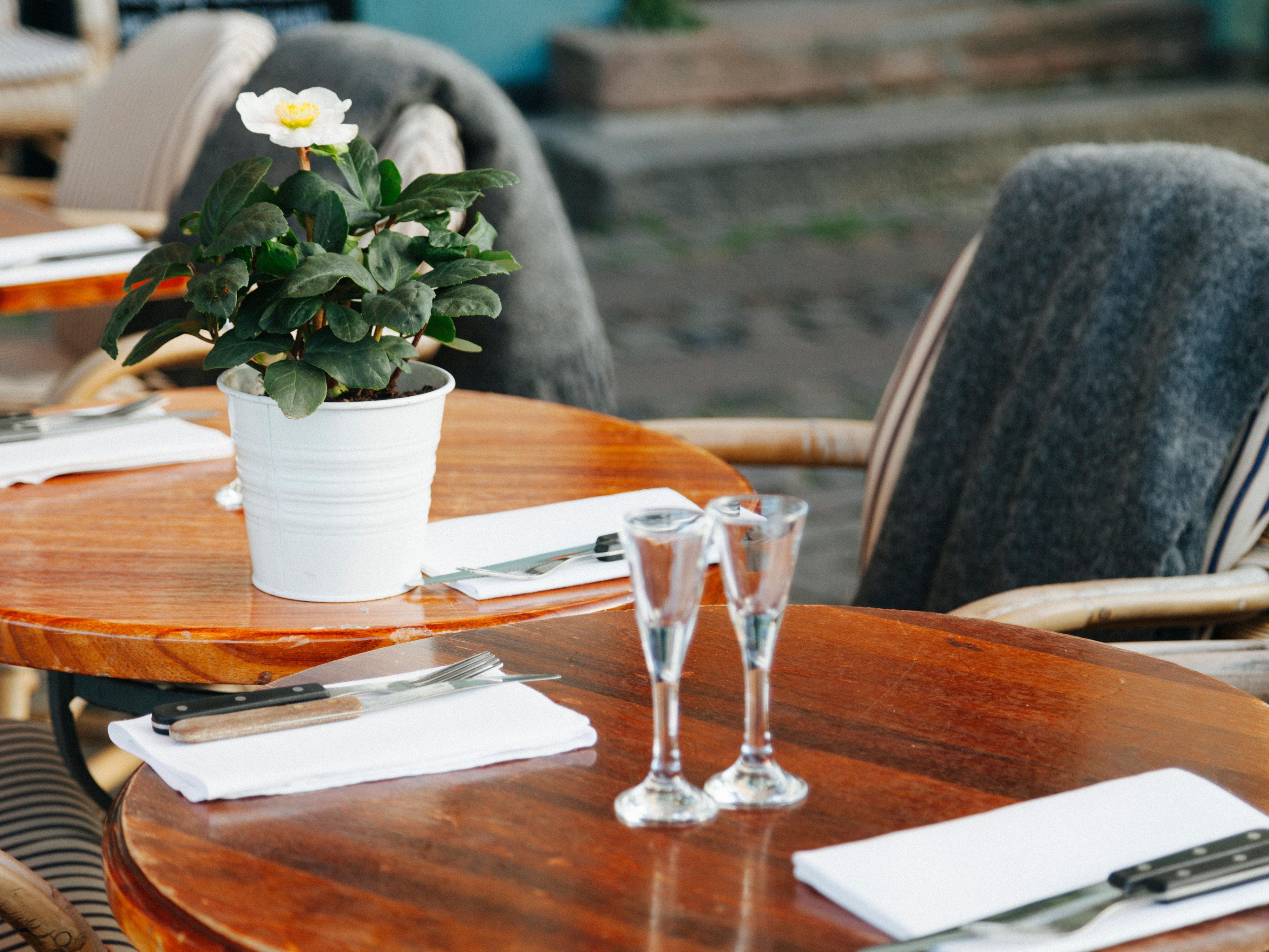 Enjoy your breakfast in the morning sun or unwind with a drink and dinner in the evening – our outdoor terrace is the perfect spot to relax. Savour Greek cuisine and a warm atmosphere right outside the hotel, all summer long.