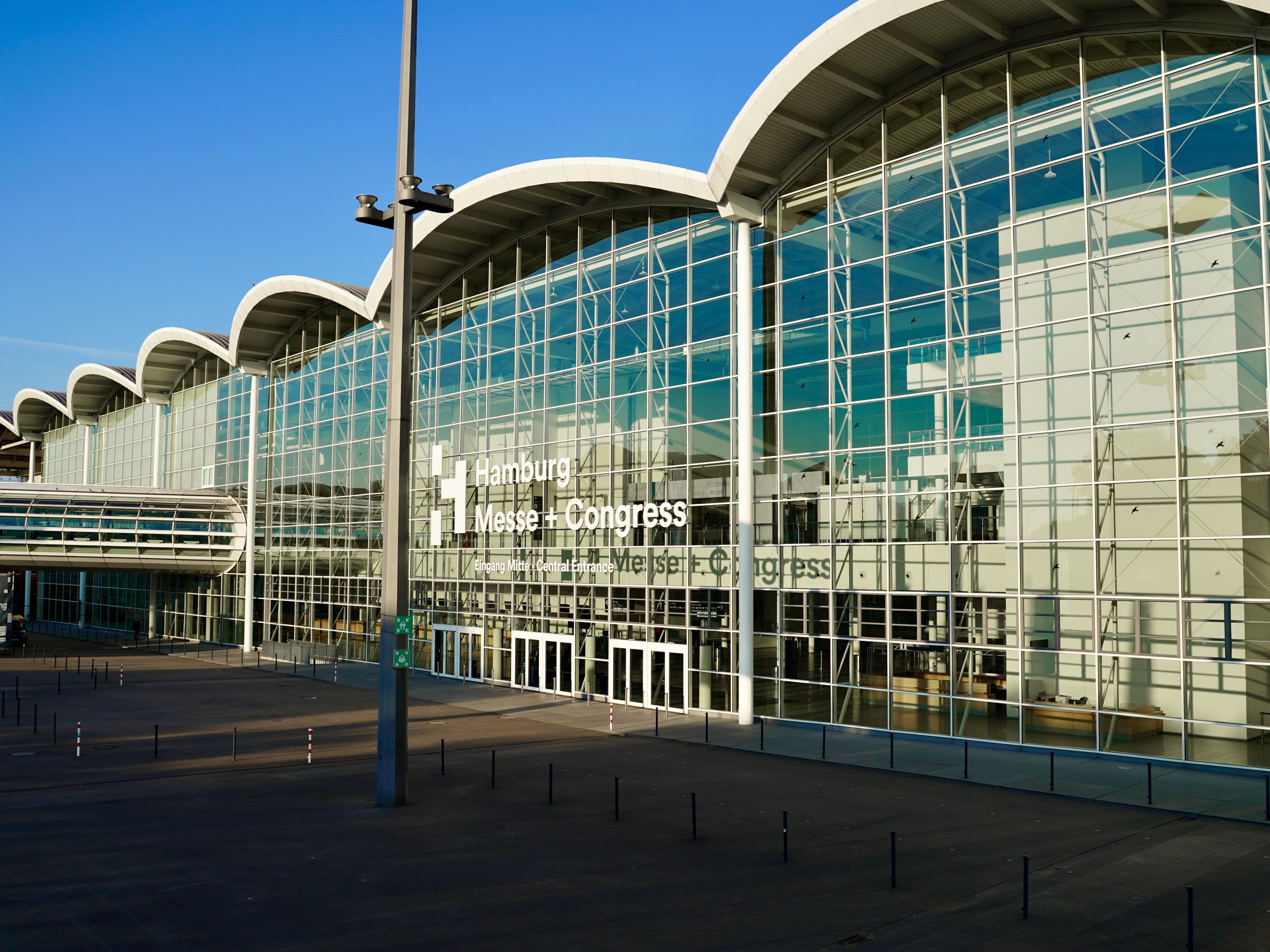 Stay with us during the Travel & Caravaning Hamburg fair and enjoy a special benefit: free parking for the duration of your stay. Comfortable accommodation near Hamburg without expensive parking fees – a smart choice for exhibitors. Image: © Hamburg Messe und Congress  Juergen Nerger