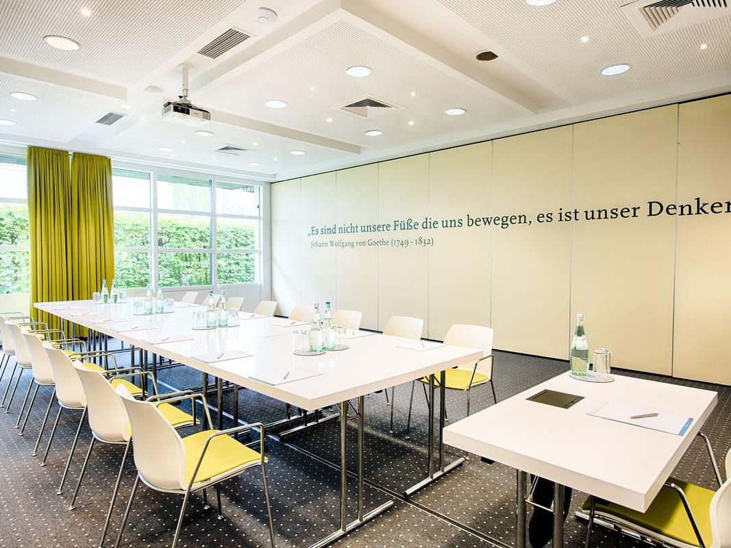 Ob Business-Meeting, Workshop oder private Feier – bei uns finden Sie den idealen Rahmen für jede Veranstaltung. Unsere sieben modern ausgestatteten Eventräume von 15 bis 300 m² bieten Platz für bis zu 250 Personen. Flexible Trennwände und variable Bestuhlung ermöglichen eine individuelle Raumgestaltung – ganz nach Ihren Wünschen.