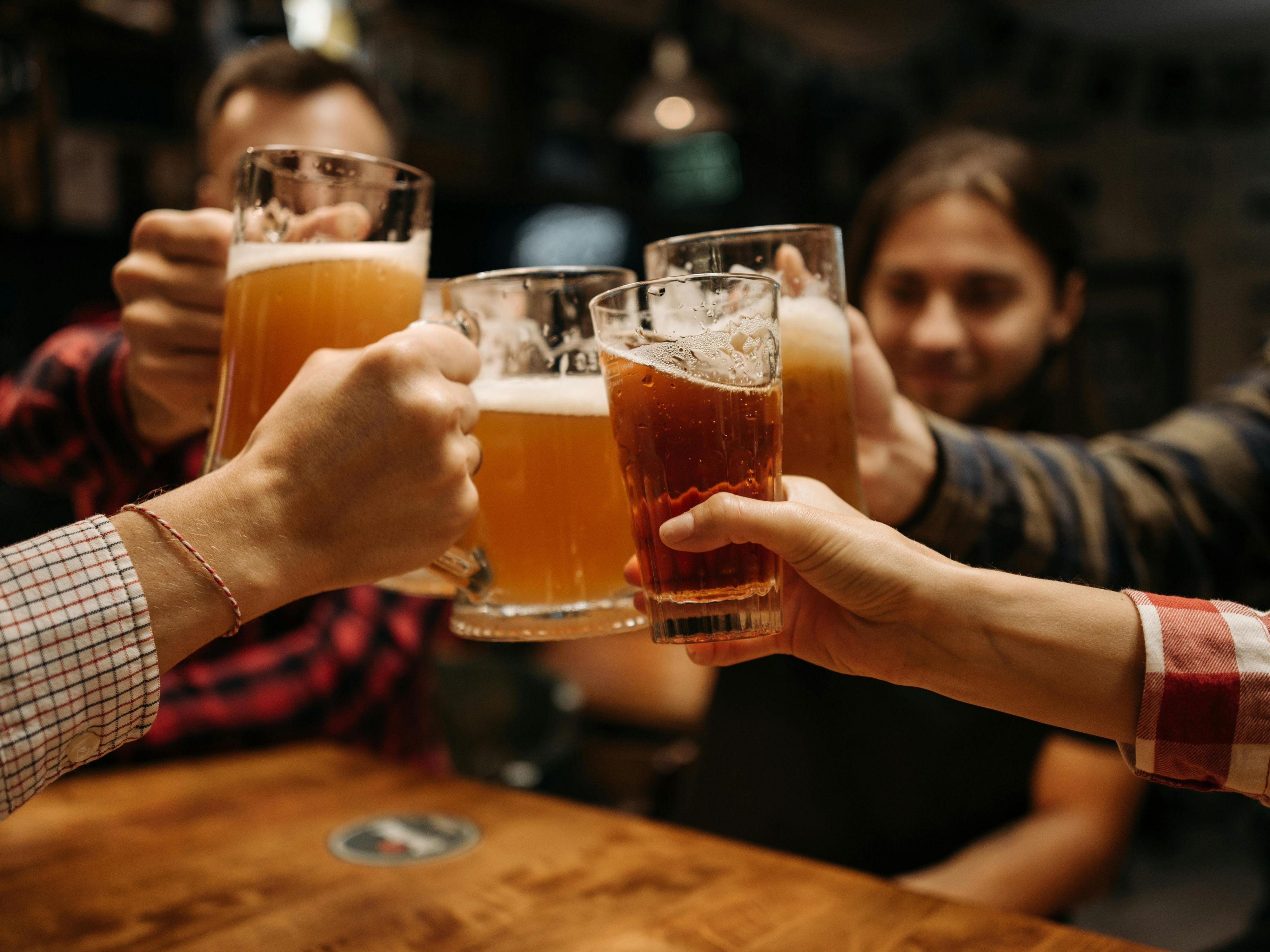 Die Bergkirchweih, liebevoll „der Berg“ genannt, ist eines der ältesten und größten Bierfeste Deutschlands. Seit 1755 findet es jährlich zu Pfingsten auf dem Burgberg statt und zieht über eine Million Besucher an. Inmitten historischer Bierkeller wird hier fränkische Geselligkeit mit Musik, Fahrgeschäften und regionalen Spezialitäten gefeiert
