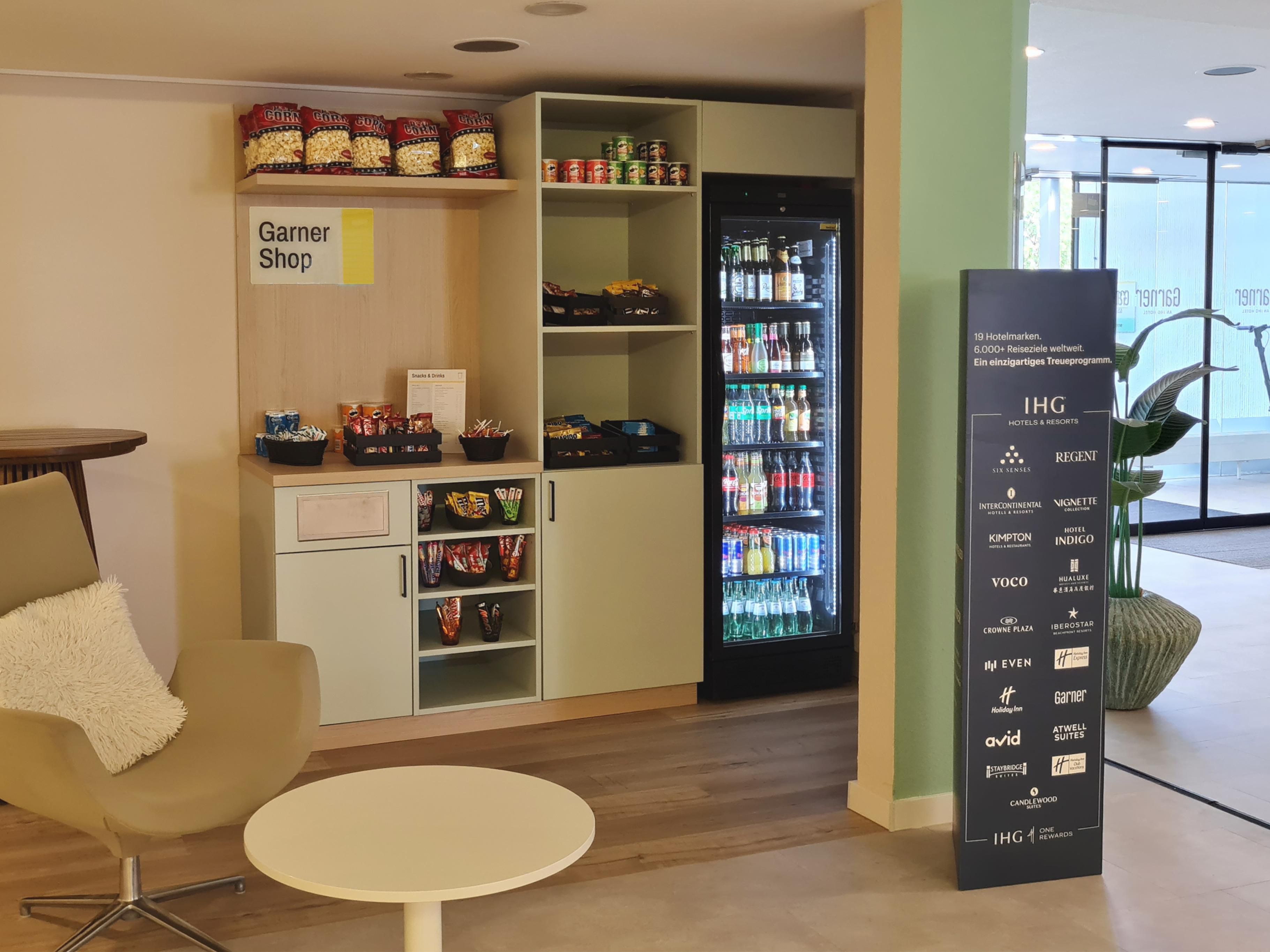 Besuchen Sie unseren Garner Shop in der Hotel-Lobby! Hier finden Sie eine Auswahl an leckeren Snacks und erfrischenden Getränken – perfekt für den kleinen Hunger zwischendurch. Genießen Sie eine schnelle Auszeit in gemütlicher Atmosphäre.