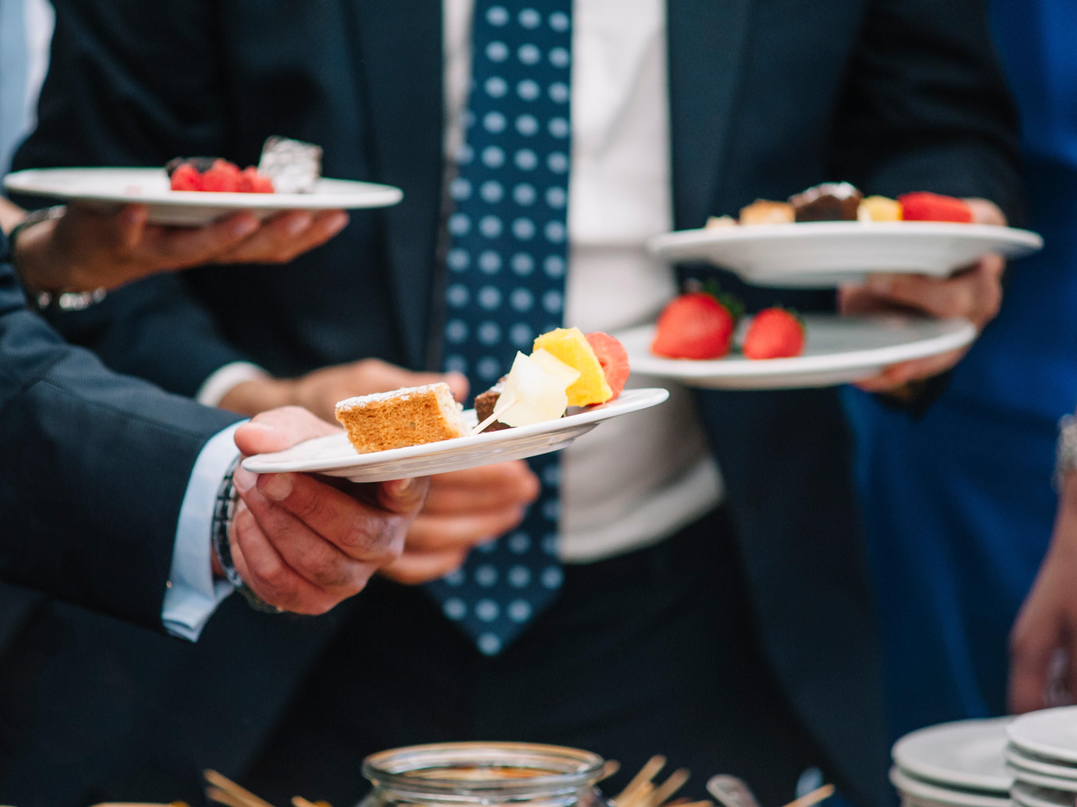 Unsere Garner M & L Packages bieten perfekt abgestimmtes Event-Catering für Gruppen und Tagungen. Genießen Sie ein Mittagessen mit 3-Gang-Menü oder Buffet nach Wahl des Küchenchefs. Garner L enthält zusätzlich ein Abendessen mit 3-Gang-Menü oder Buffet – frisch und lecker für einen gelungenen Veranstaltungstag.