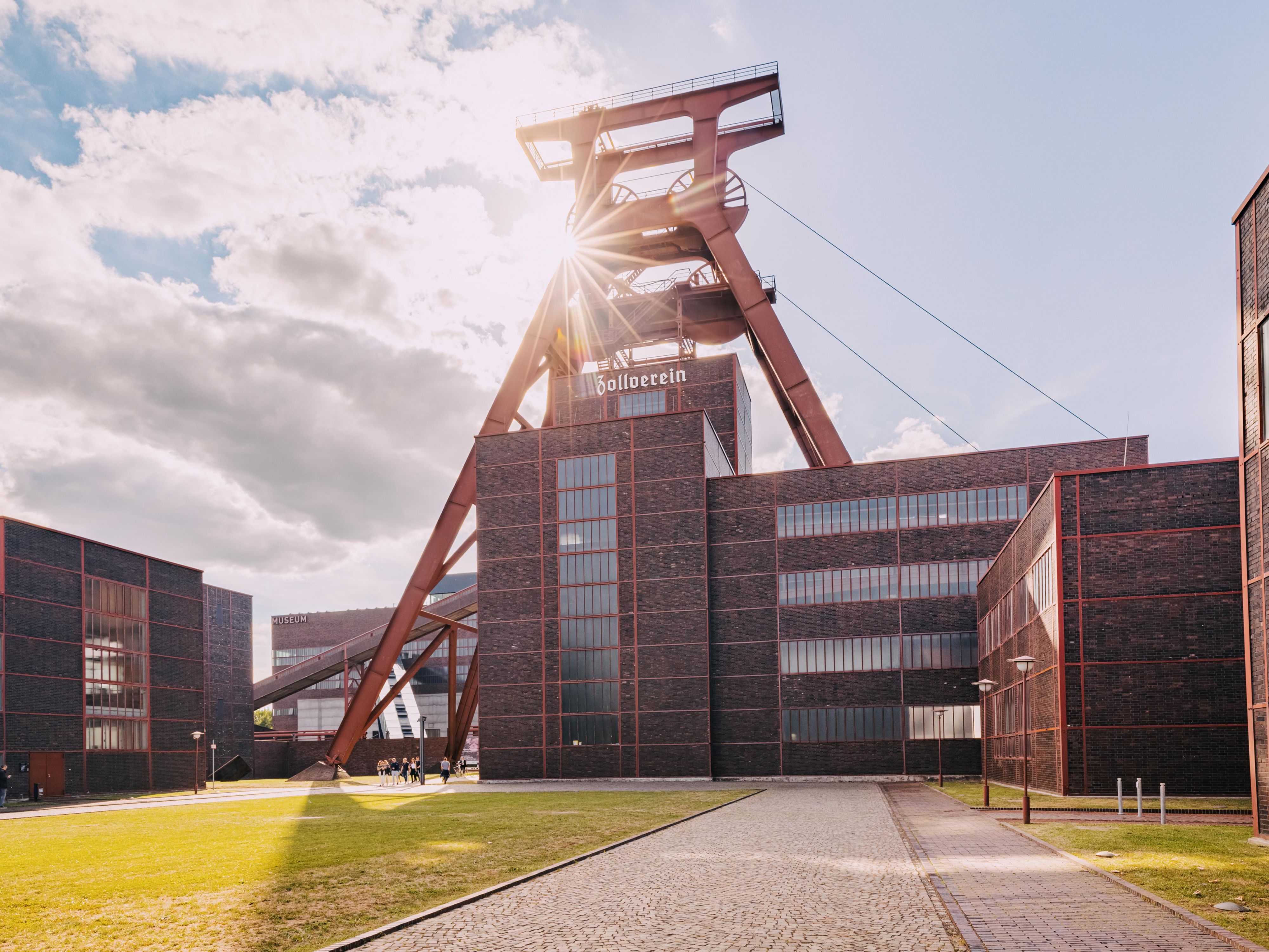 Swimming where coal was once mined – the open-air pool at Zollverein offers a truly unique experience in the heart of a UNESCO World Heritage Site. Surrounded by striking industrial architecture, refreshing water meets history and culture.