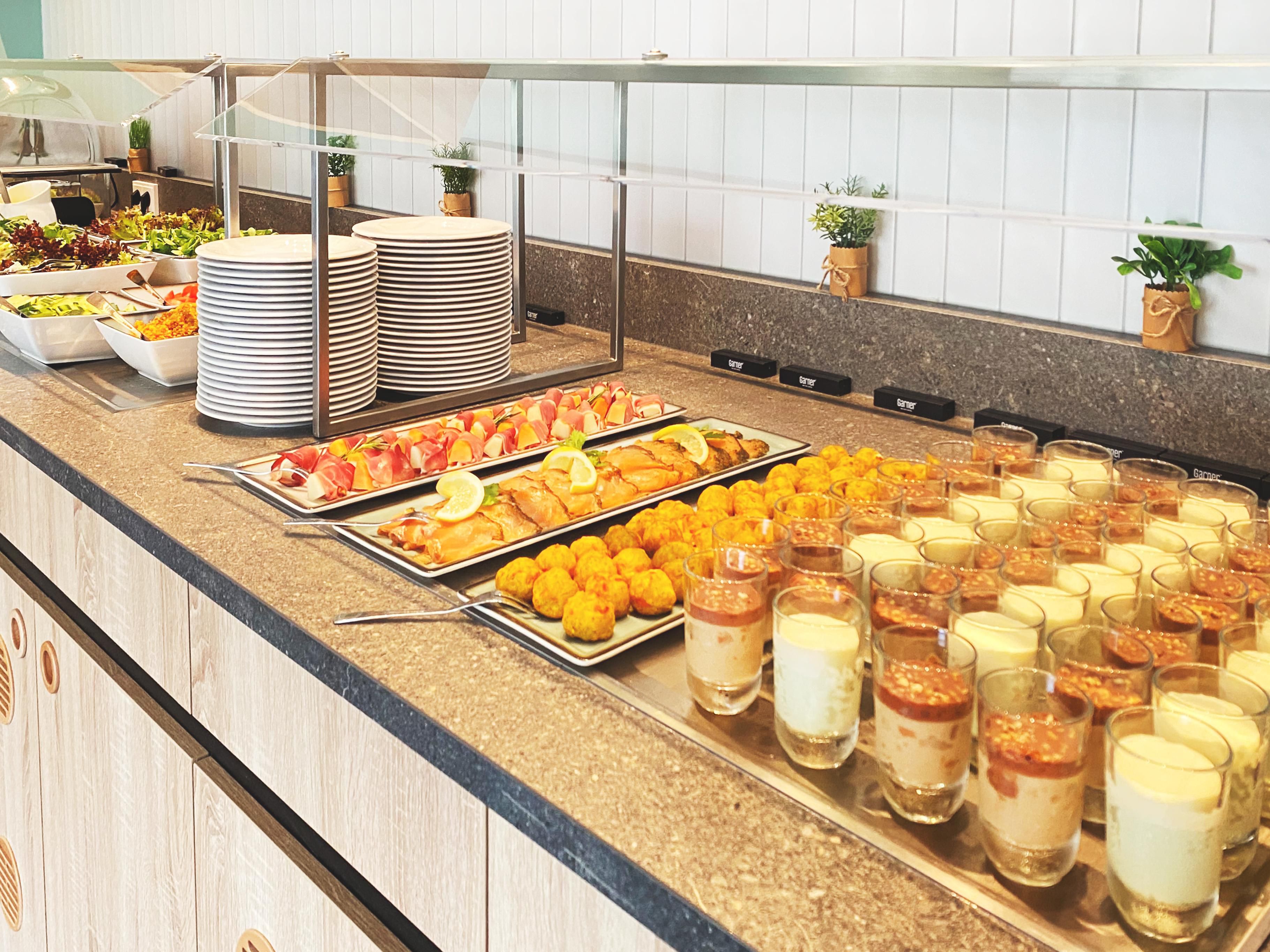 Hungry is not a good way to work - that's why we offer the right catering for your meetings, conferences and events on site. Whether it's a light lunch or a refreshing coffee break: we make sure that your guests are well catered for and can concentrate fully on your event.