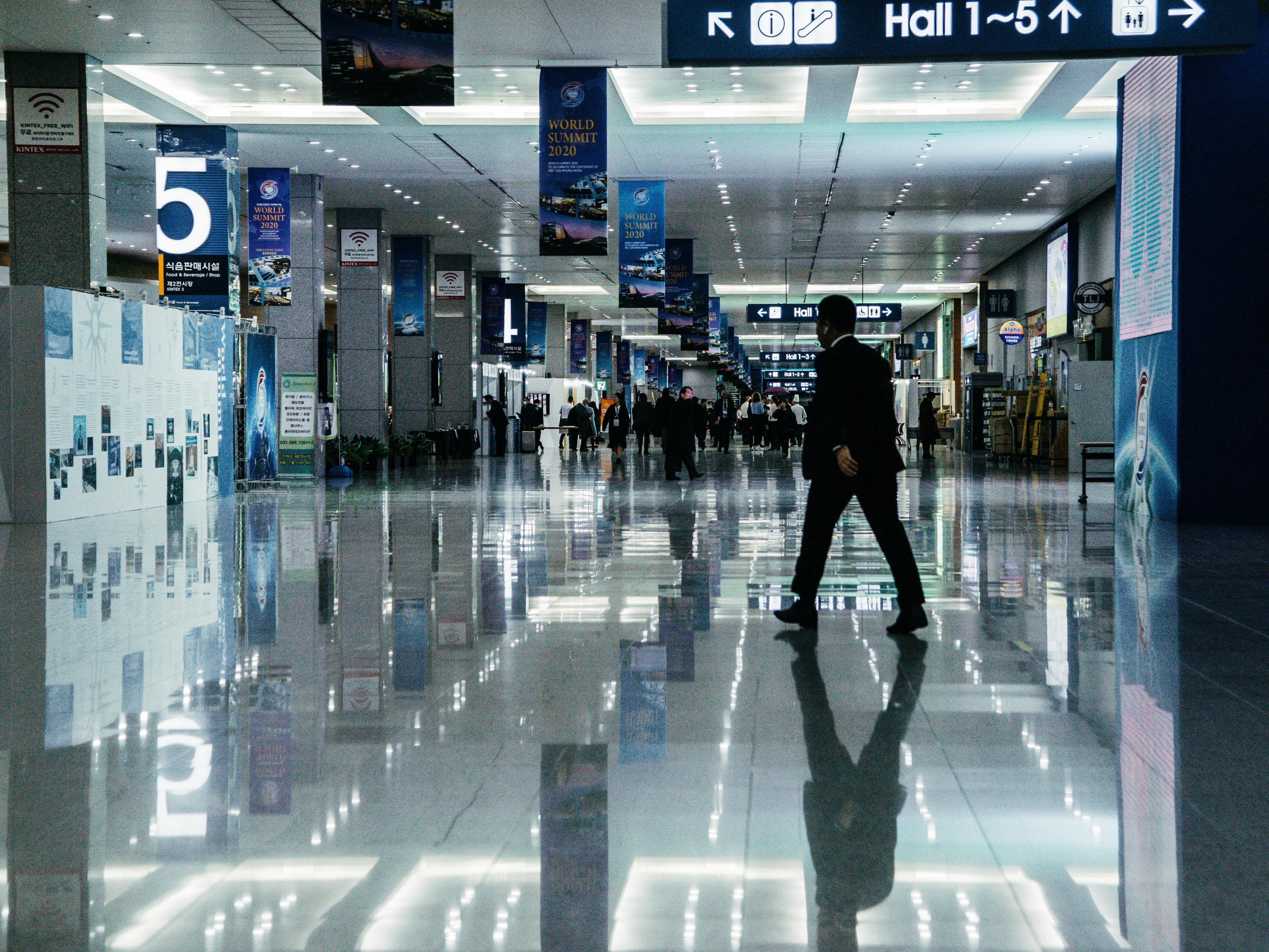 Experience world-class trade fairs across the region with ease. From SPIEL and Equitana directly in Essen (10 Min) to Gamescom and FIBO in Cologne (55 Min) or Medica and boot in Düsseldorf (30 Min), our hotel is the ideal base for business and leisure visitors seeking comfort and convenience.