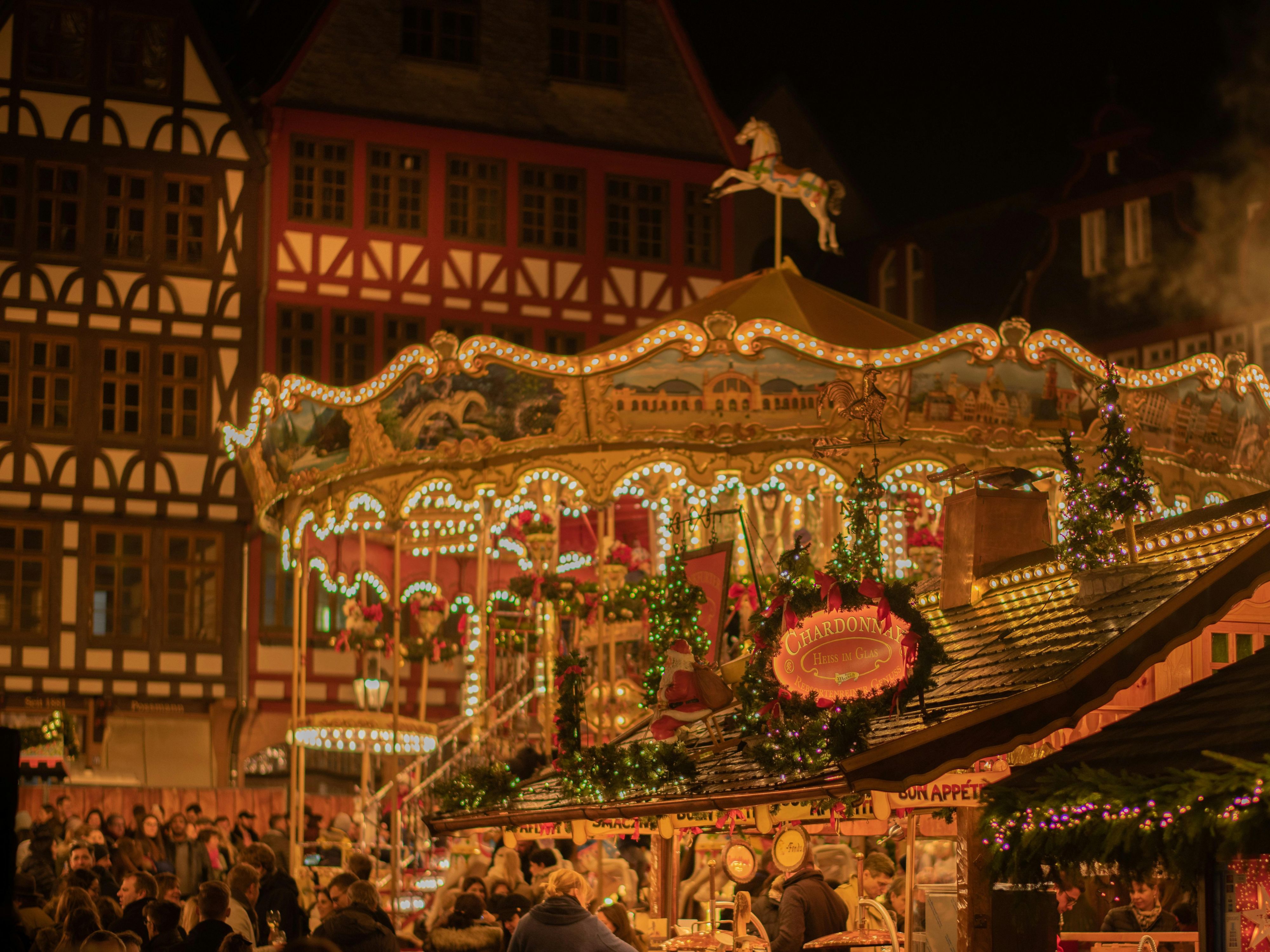 During the Christmas season, Frankfurt shines in festive splendor: lights, scents, and music create a magical atmosphere. Visit the market at Roemerberg as well as the Rosa Weihnacht, or enjoy a hot drink at the City Alm against the impressive Skyline. Christmas shopping included – best enjoyed with a room at Garner Hotel Frankfurt – Palmengarten.