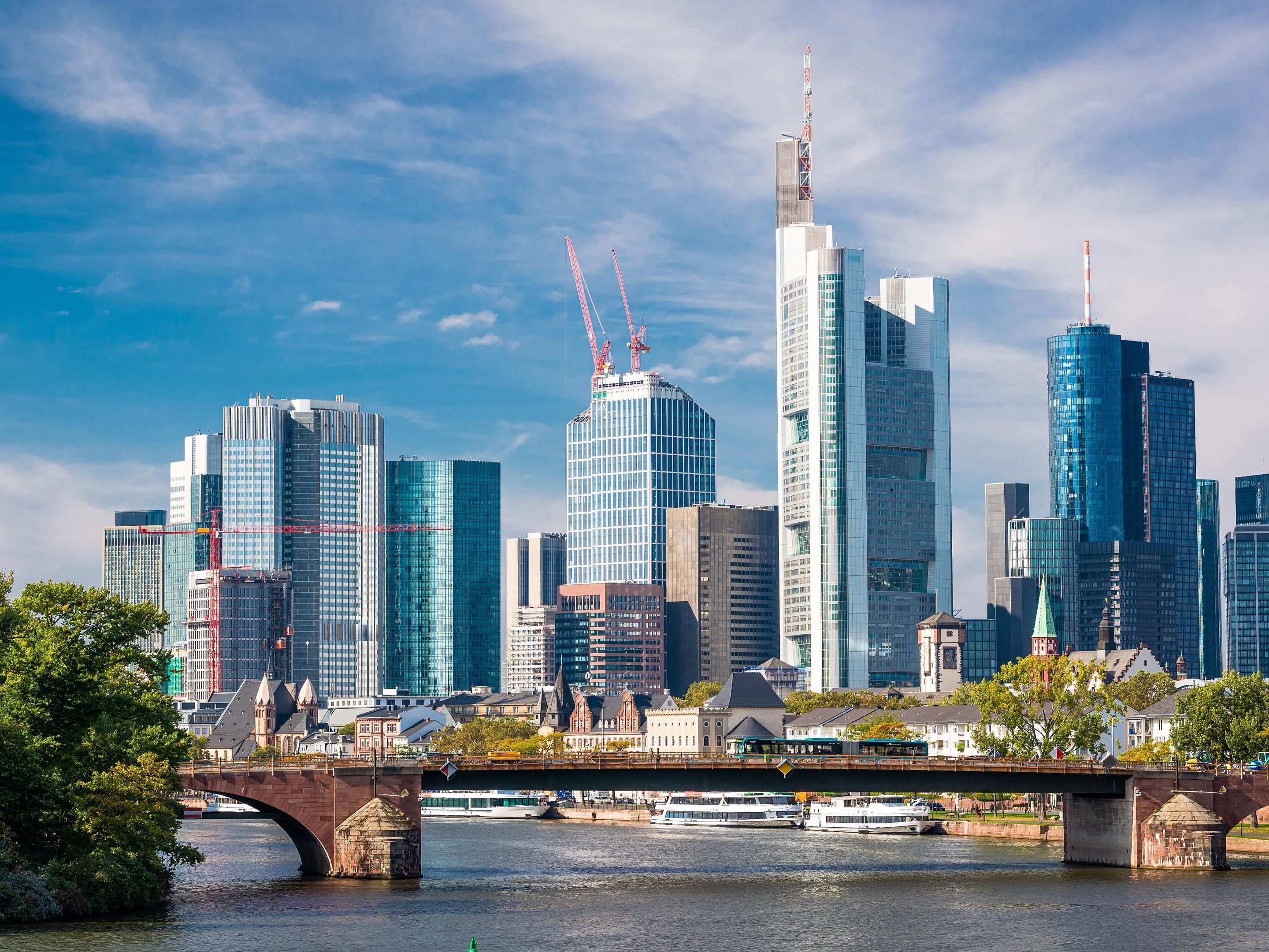 Unsere Lage nur wenige Gehminuten von der Bockenheimer Warte entfernt, bietet Ihnen Zugang zu U-Bahn, Straßenbahn und Bus. Der Westbahnhof mit S-Bahn und Regionalzügen ist ebenfalls schnell erreicht – genauso wie die Autobahn. Perfekt für Städtetrips oder die Weiterreise.