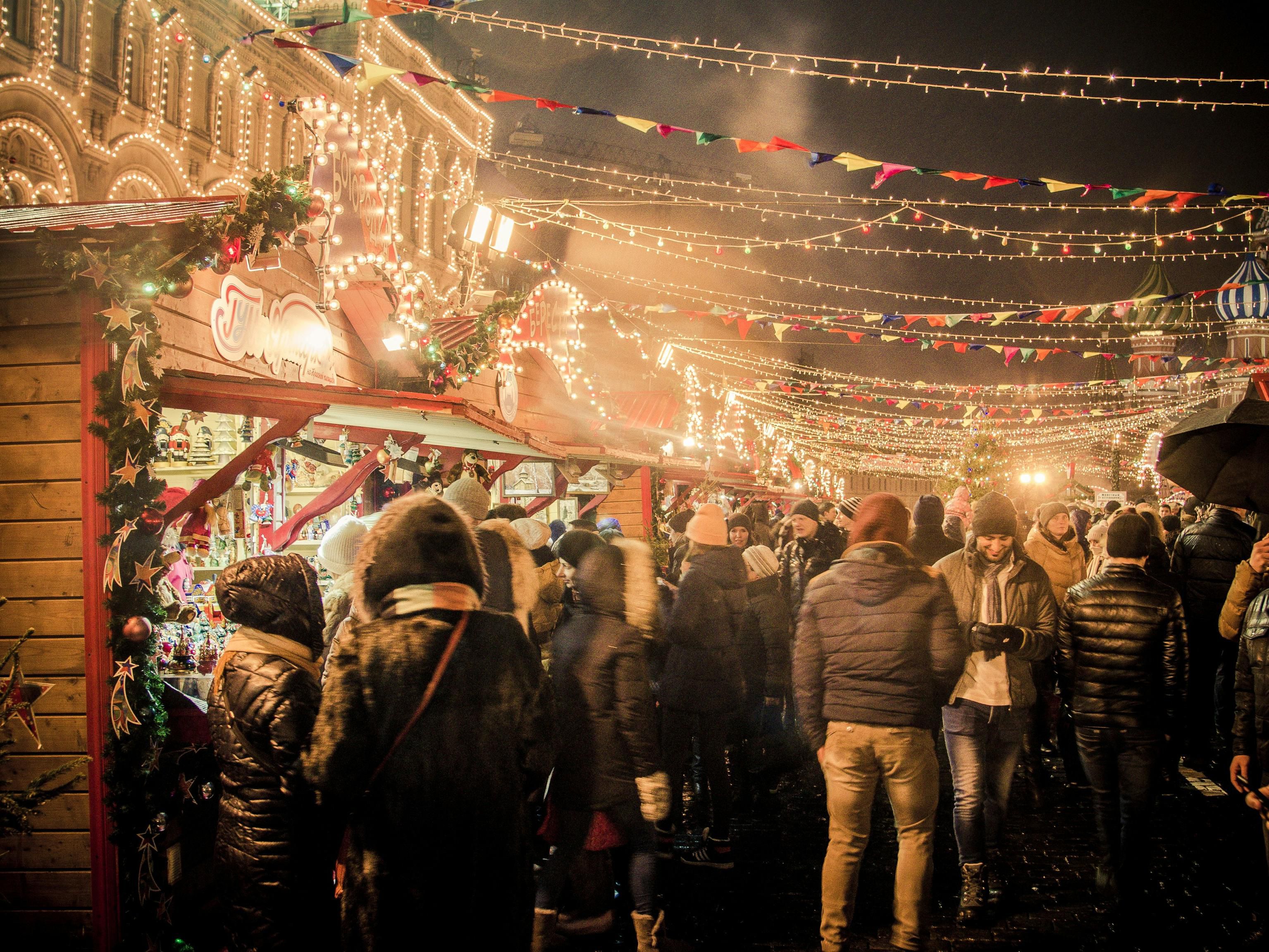 Friedrichshafen sparkles this festive season! From 28 Nov to 21 Dec, visit the Bodensee-Weihnacht, a cosy Christmas market village with lake views, Alpine scenery, a life-size nativity, a decorated tree and a Glühwein pyramid. Also explore Winterdorf im Lammgarten (14 Nov–23 Dec) and Advent in the Castle Yard (4–7 Dec) for more festive spirit.