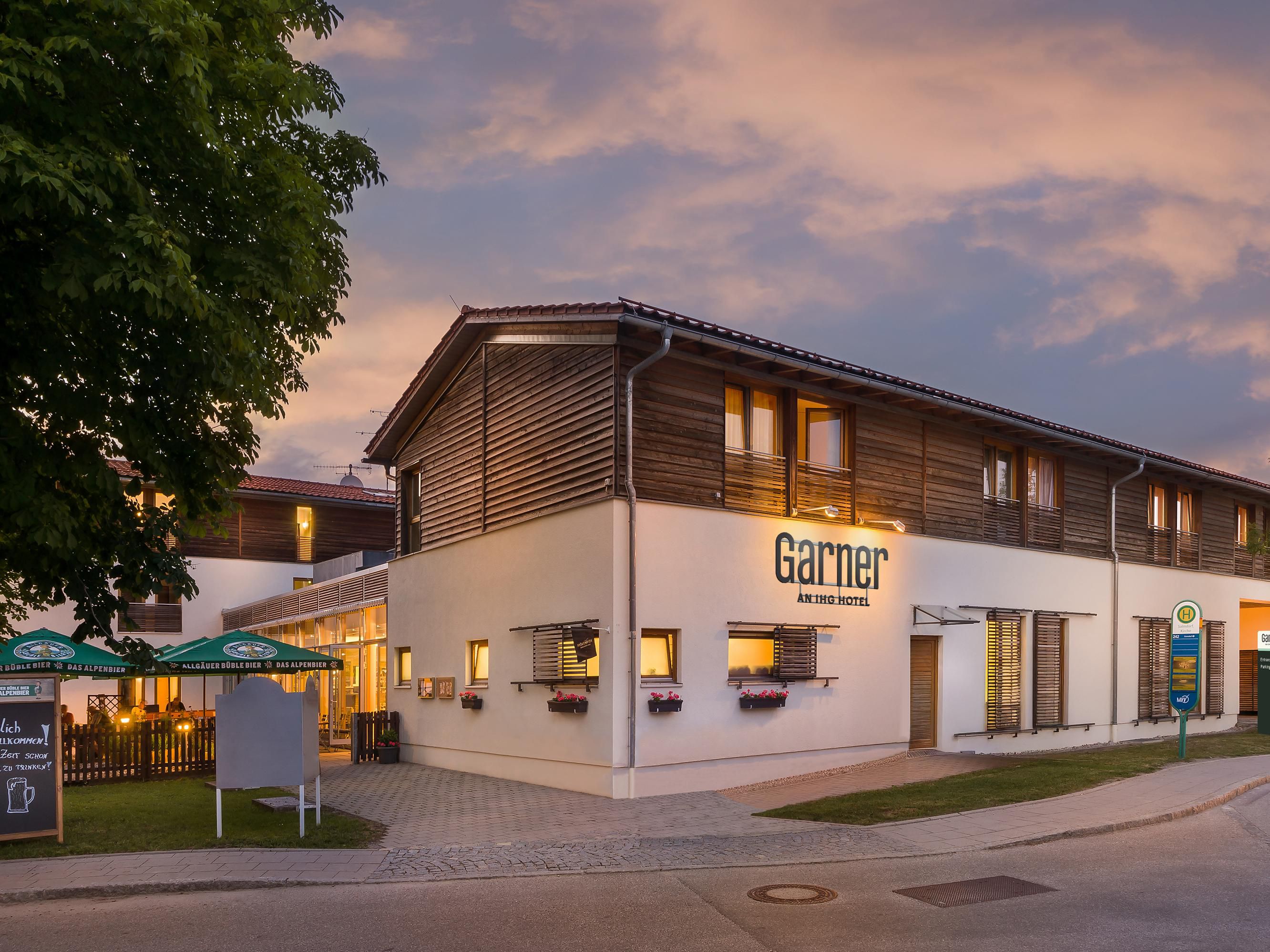 Just a 20-minute stroll to Messe Ost: no long drives, no parking stress. Whether you're heading from breakfast straight to the fairgrounds or popping back mid-day for a quiet desk and a breather, comfort’s always close. Easy, relaxed, and just how it should be when work and rest need to flow.