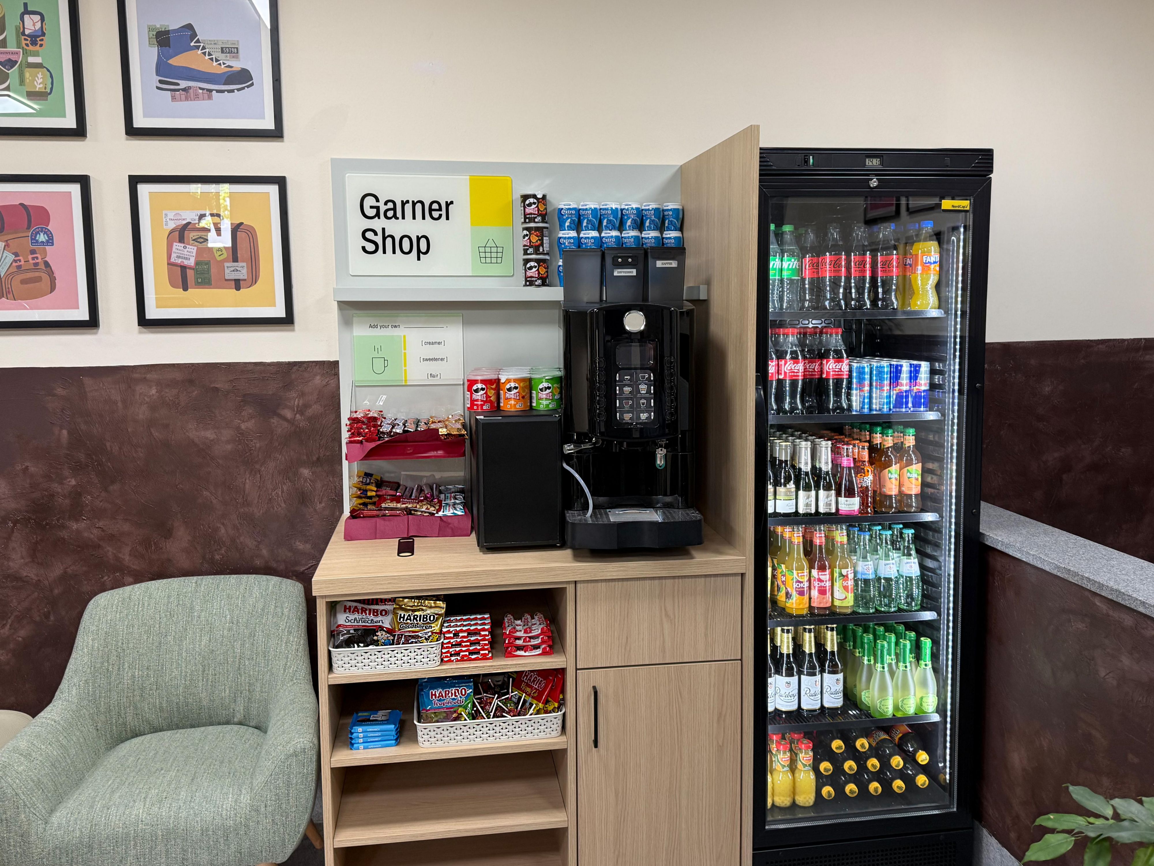 Unser Garner Shop in der Lobby ist 24/7 für Sie geöffnet und bietet eine Auswahl an Snacks und Getränken. Ideal für den kleinen Hunger oder Durst – wann immer Sie möchten.