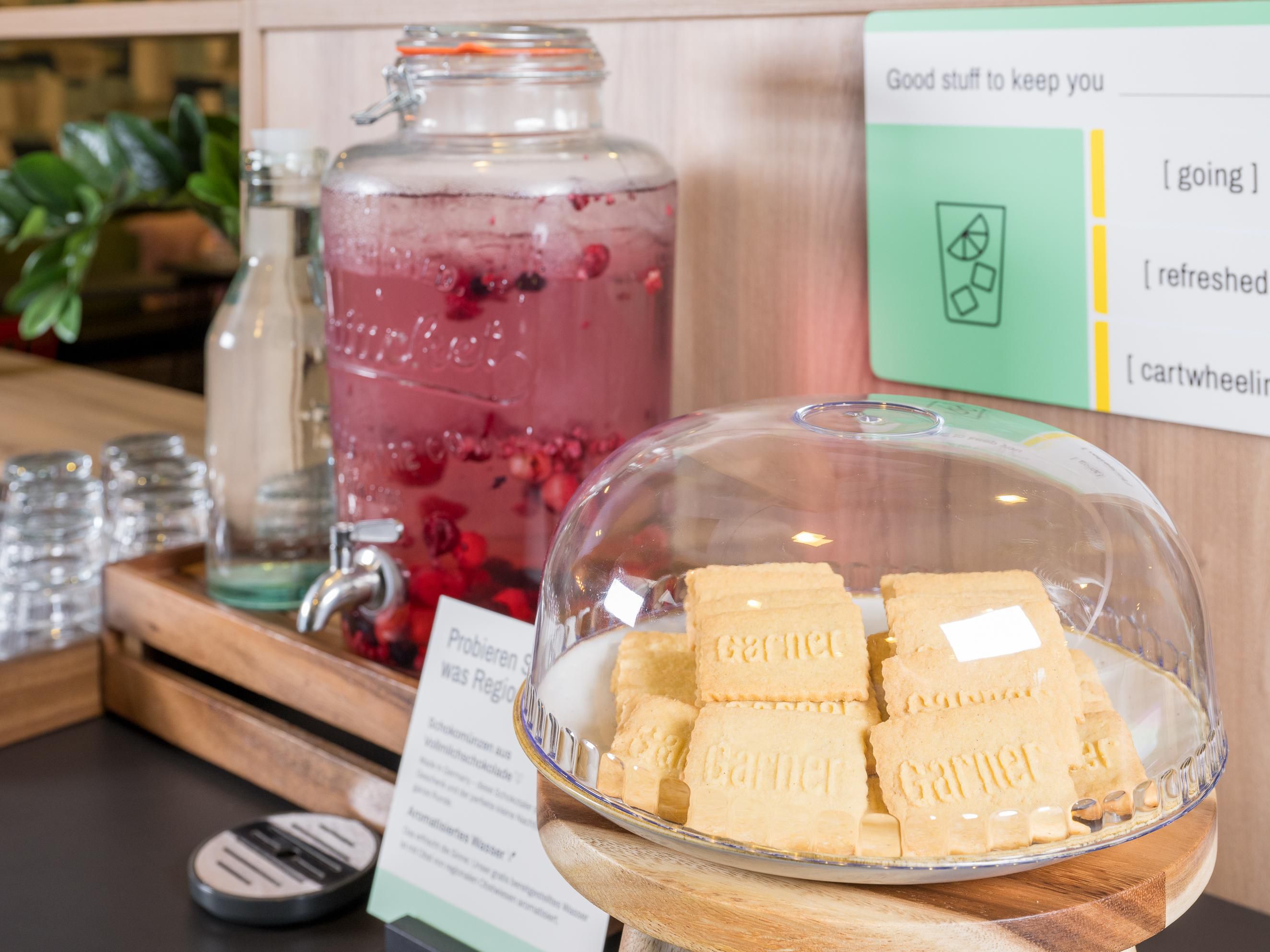 Zur Begrüßung erwartet Sie im Garner Hotel Munich Messe ein aromatisiertes Wasser und leckere Kekse – täglich. Der perfekte Start in einen entspannten Aufenthalt.