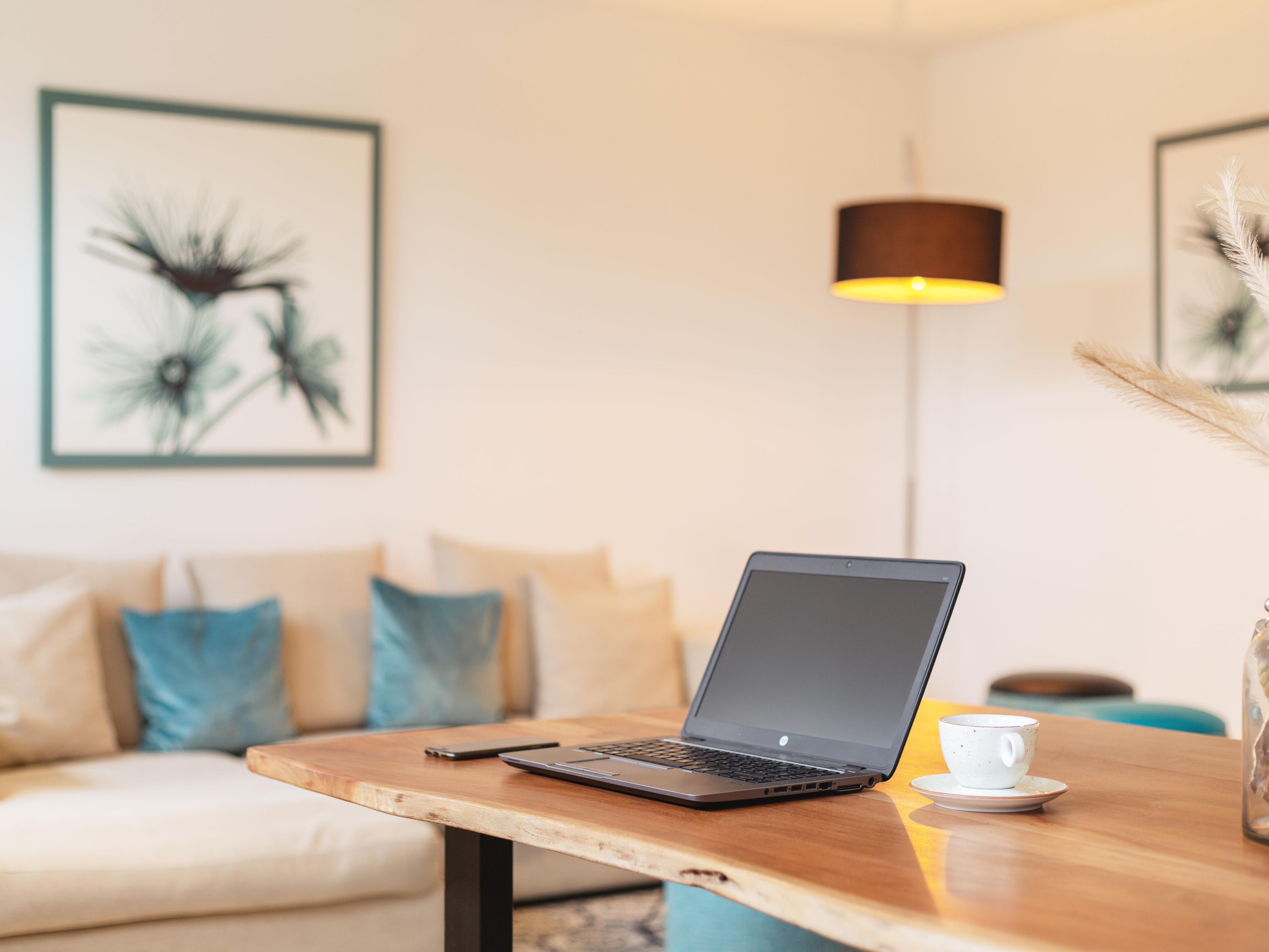 Right next to the breakfast area, you'll find a cozy spot to read, work or simply unwind. Want to watch seasonal events like the Football World Cup with others? This inviting space offers comfort, flexibility, and a relaxed atmosphere – just the way you like it.