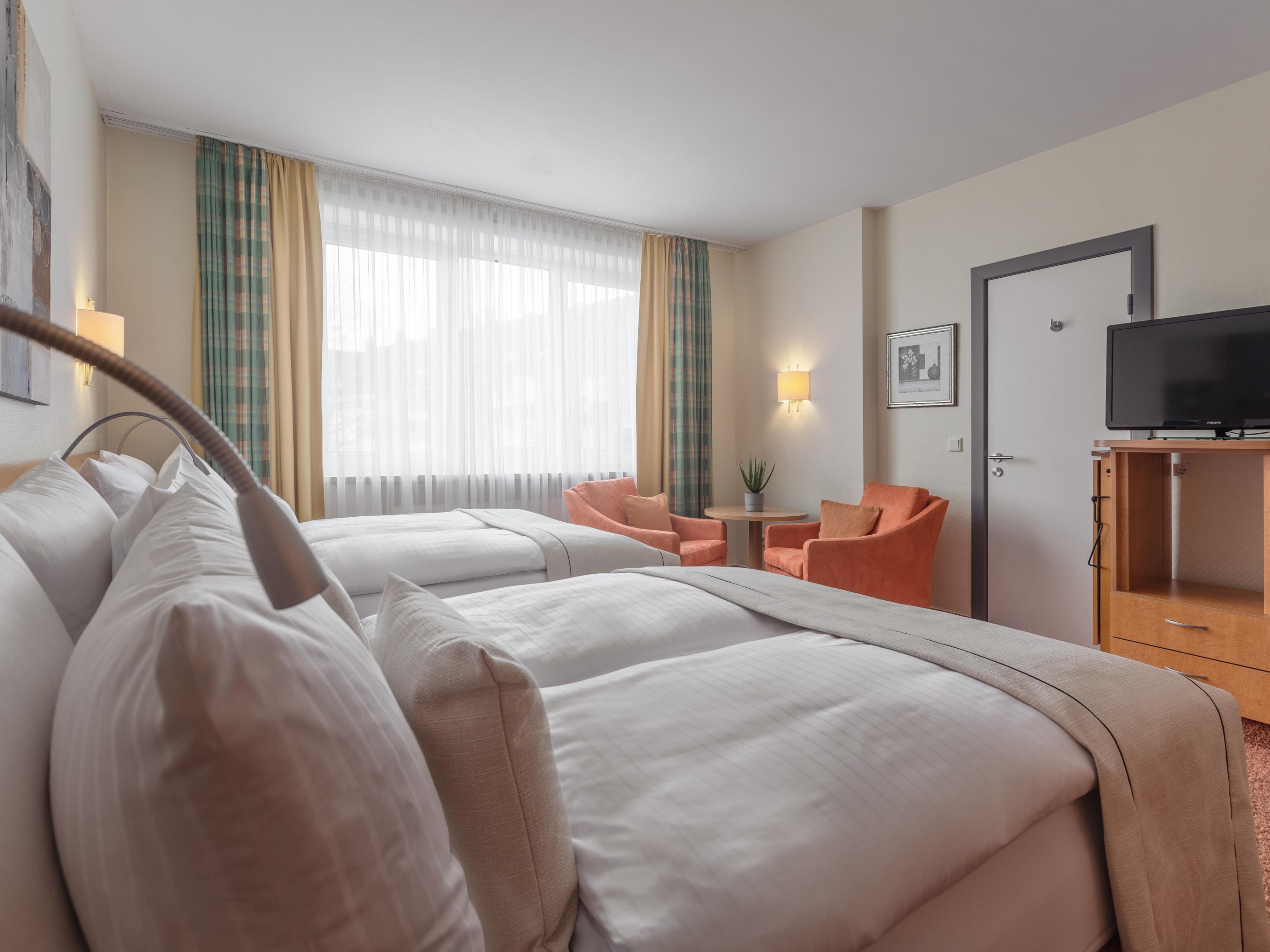 Our family rooms can accommodate up to 4 guests, making them perfect for your stay in Hamburg. With various room configurations, including rooms with two single beds, you'll find the ideal setup for your needs. Some rooms also feature a balcony where you can enjoy fresh air and relax. Perfect for families or groups seeking comfort and flexibility!