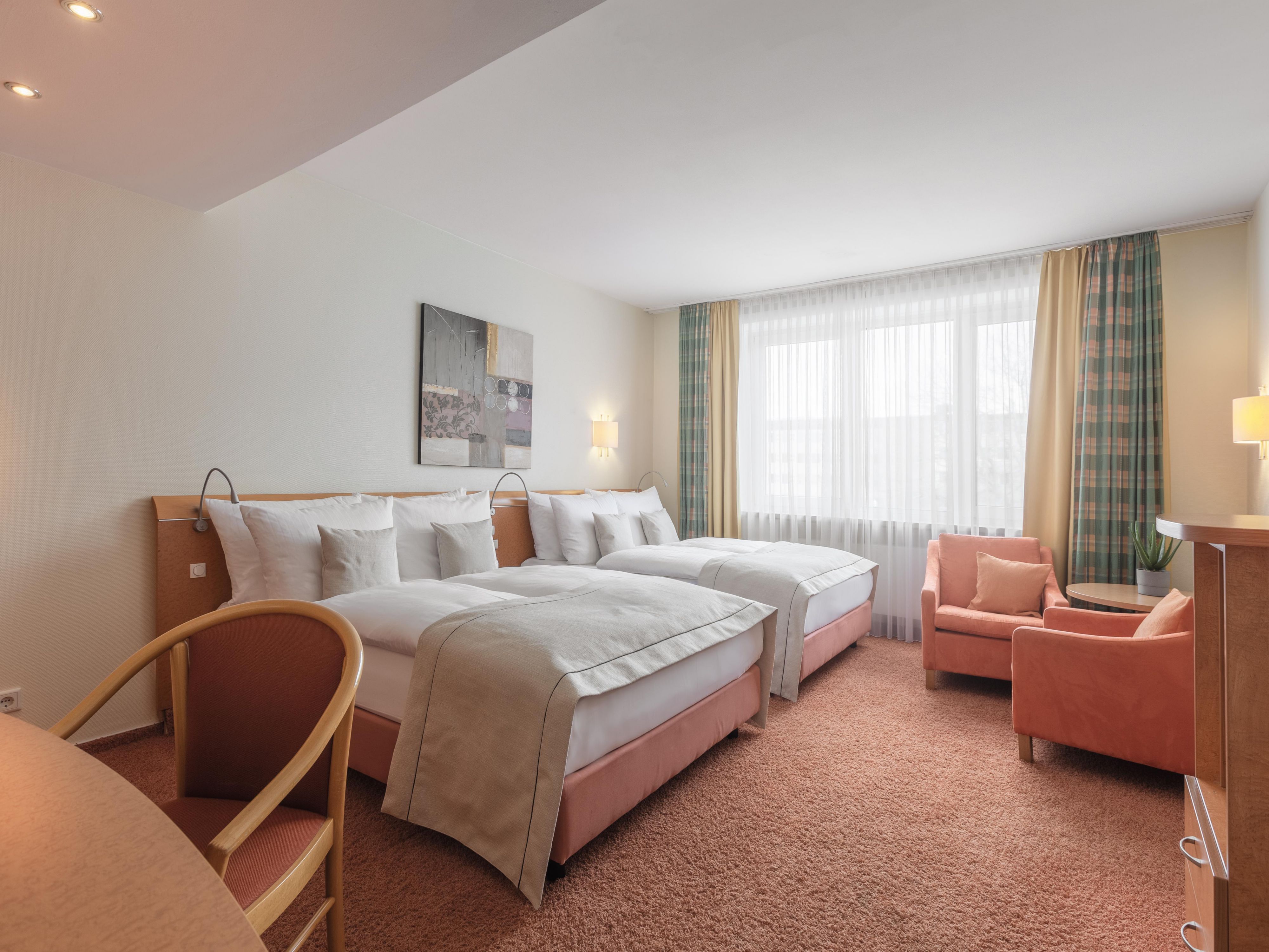 Unsere Familienzimmer bieten Platz für bis zu 4 Gäste und sind ideal für Ihren Aufenthalt in Hamburg. Mit verschiedenen Zimmerkonfigurationen, einschließlich Zimmern mit zwei Einzelbetten, finden Sie die perfekte Lösung für Ihre Bedürfnisse. Einige Zimmer verfügen außerdem über einen Balkon. Perfekt für Familien oder Gruppen.