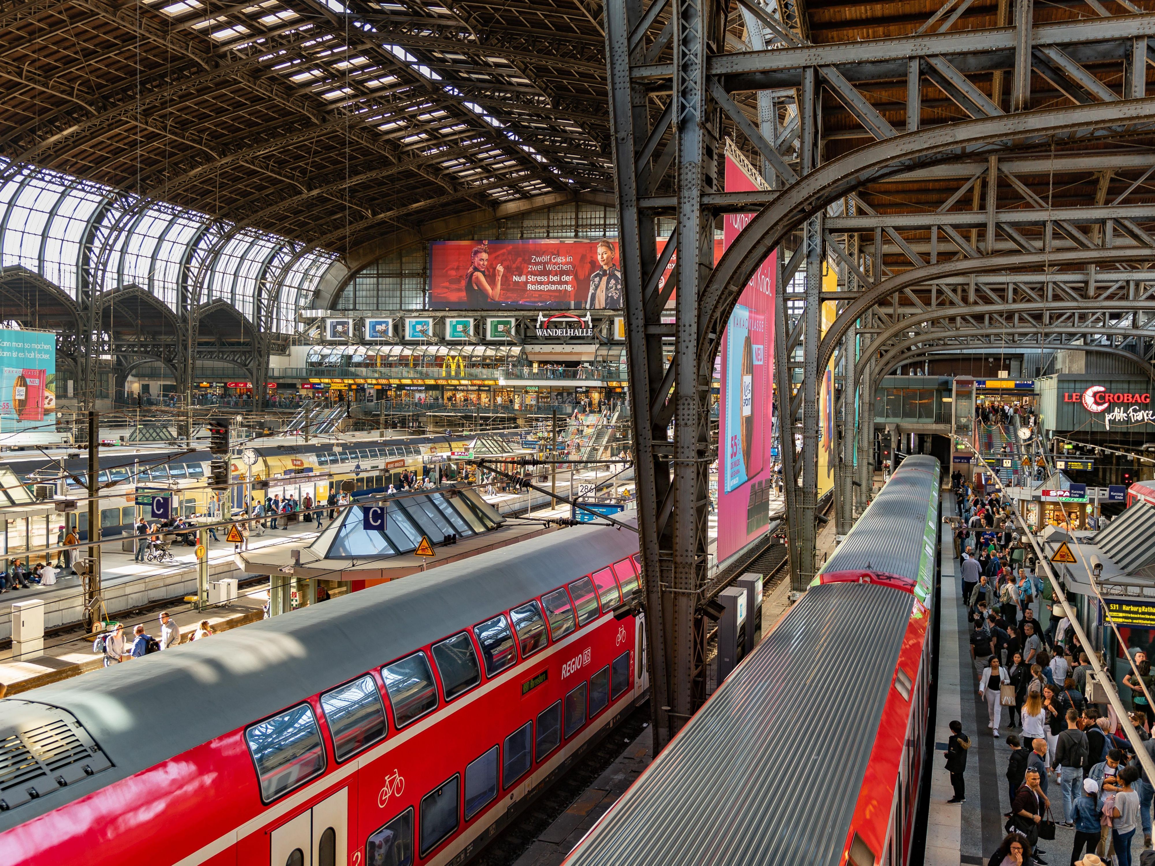Getting around from our hotel is effortless! From the Rübenkamp S-Bahn station (13 min walk), the S1 takes you to Hamburg Airport in 10 minutes and the central station in 15 minutes. Buses stop right outside, ensuring easy access to the city’s sights. Whether by train, bus, or car – Hamburg is at your doorstep!