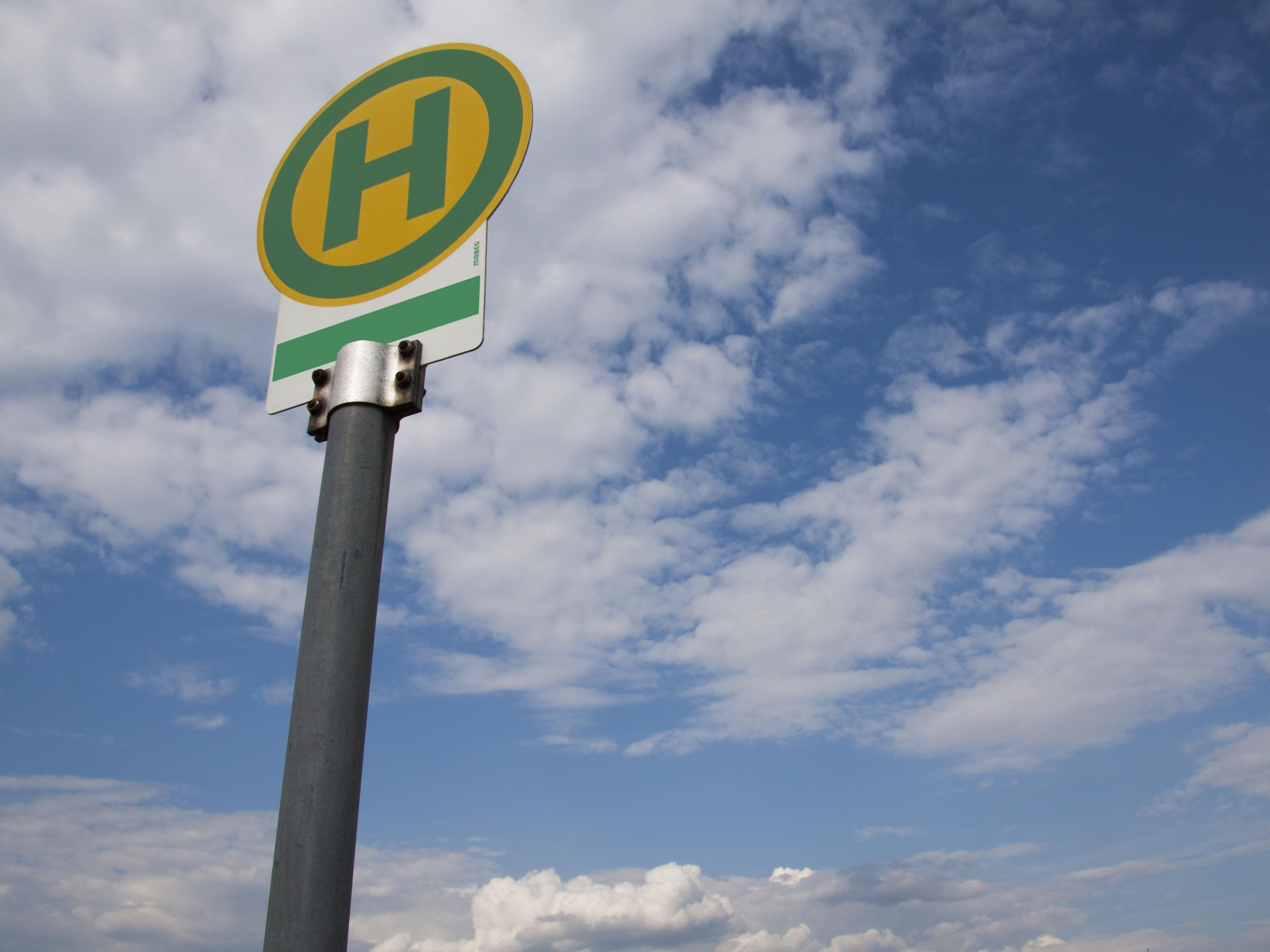Unser Hotel ist ideal an den öffentlichen Nahverkehr angebunden. Die nächsten U-Bahn- und Bushaltestellen sind nur wenige Gehminuten entfernt und bringen Sie schnell zu den wichtigsten Sehenswürdigkeiten. Für Gäste, die mit dem Auto anreisen, stehen (gegen Gebühr) Parkplätze zur Verfügung.