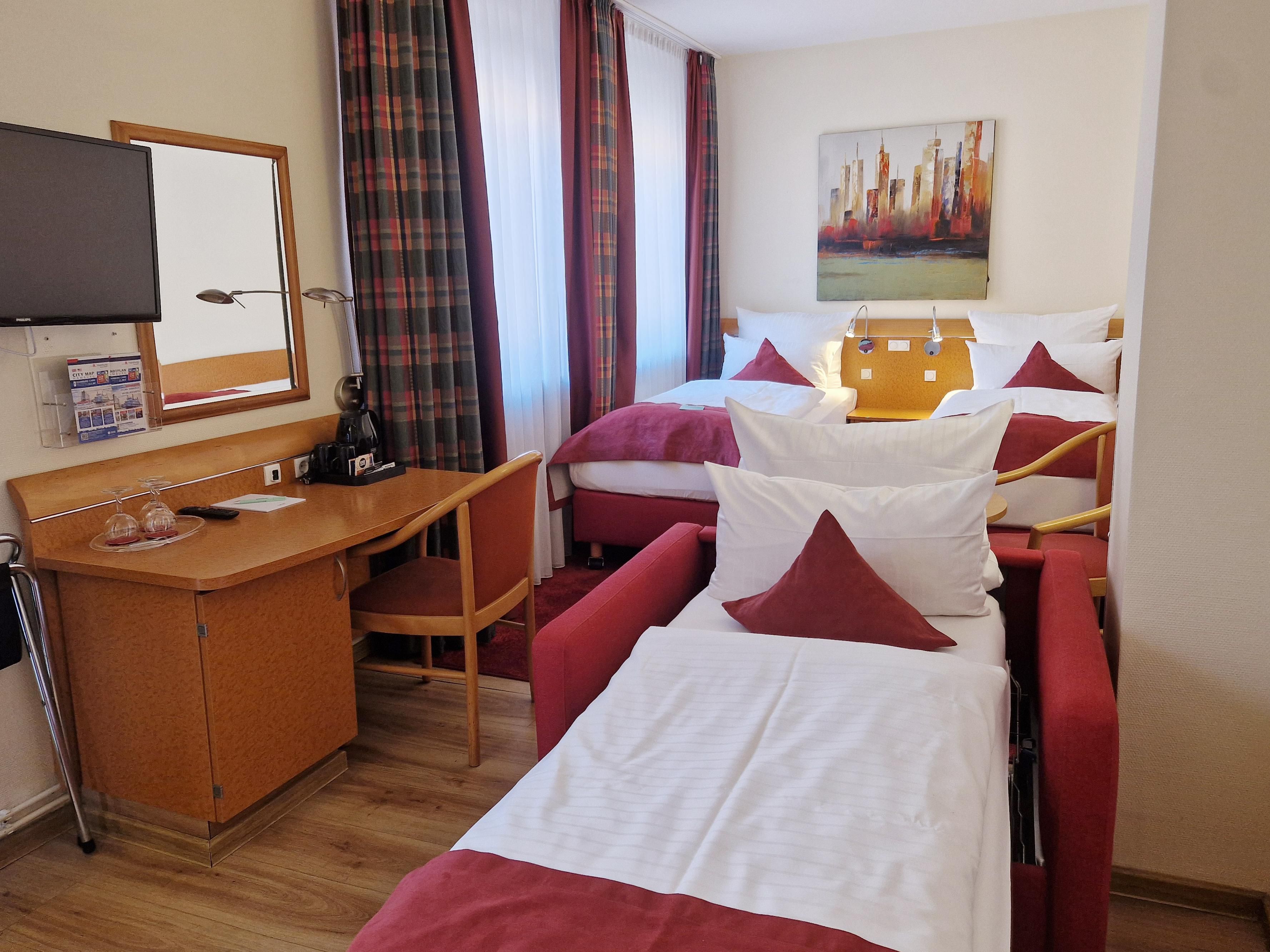 Our rooms with two single beds and a sofa sleeper accommodate up to three guests – perfect for groups or friends visiting Hamburg. Enjoy modern comfort, free Wi-Fi, and a bathroom with a shower. Some rooms also feature a balcony, ideal for relaxing after a day of sightseeing. With a central location, you’re just a short distance from attractions.