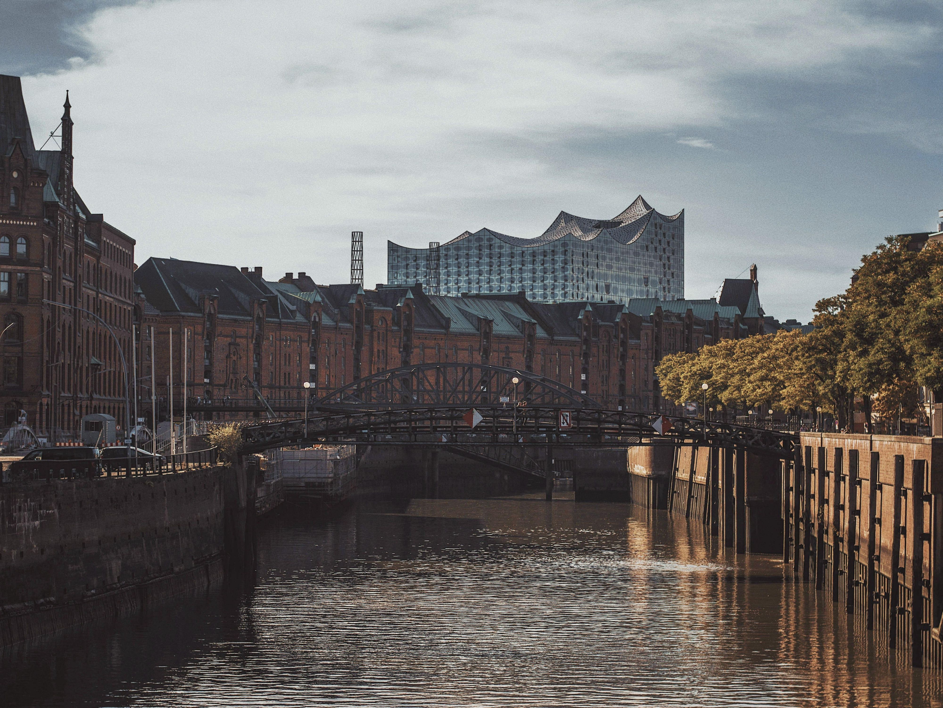 Enjoy the magic of autumn in Hamburg this October with up to 20% off. Stroll through colorful leaves along the Alster, warm up in cozy cafés, and explore the city’s top attractions while relaxing in comfort.