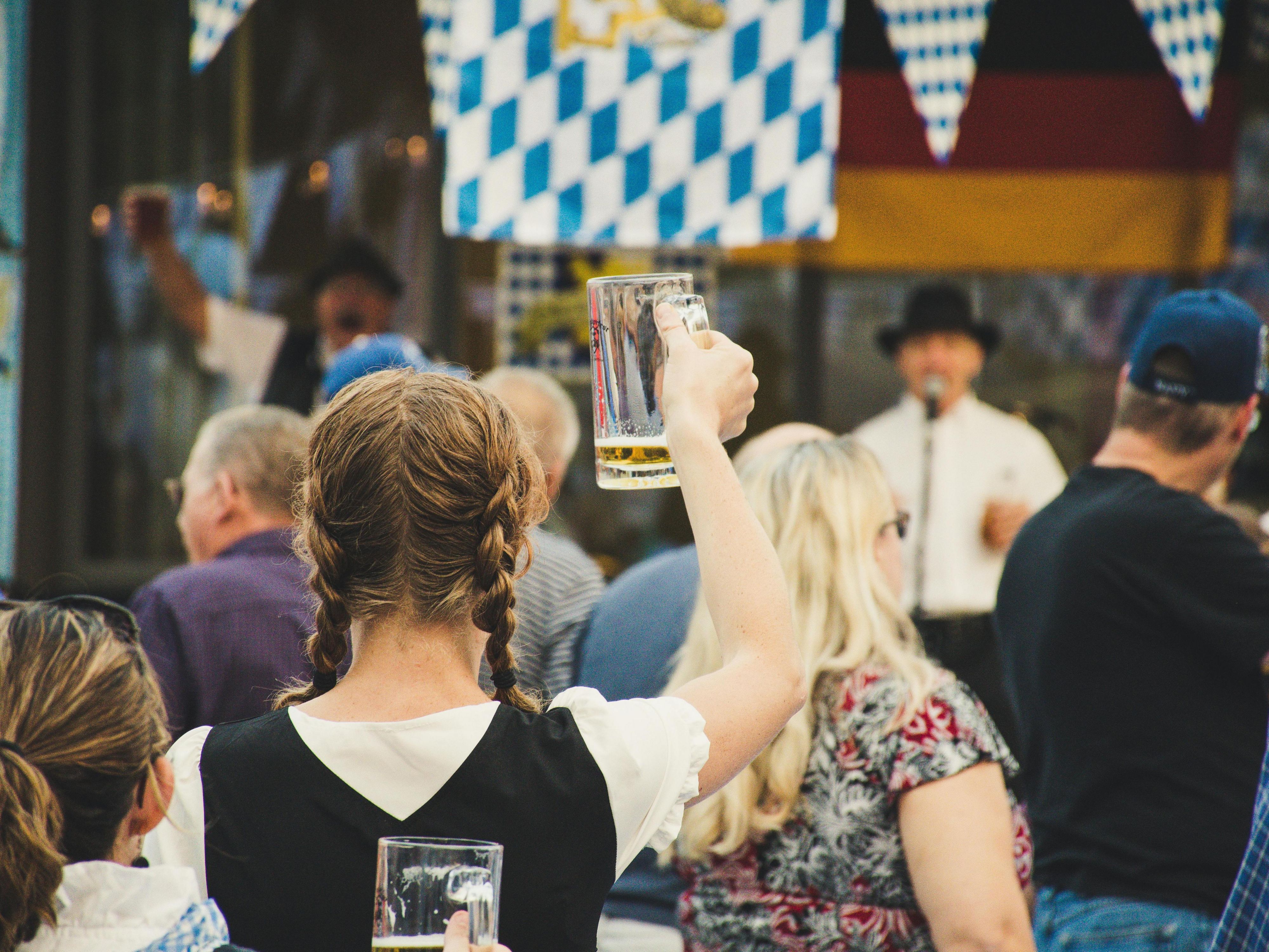 Bavaria comes to Hamburg at the Wandsbek Oktoberfest. O’zapft is – where yellow raincoats give way to lederhosen and dirndls. Sip famous Oktoberfest beer, savour hearty Bavarian dishes, and soak up the lively tent atmosphere, all right across the street from our hotel.