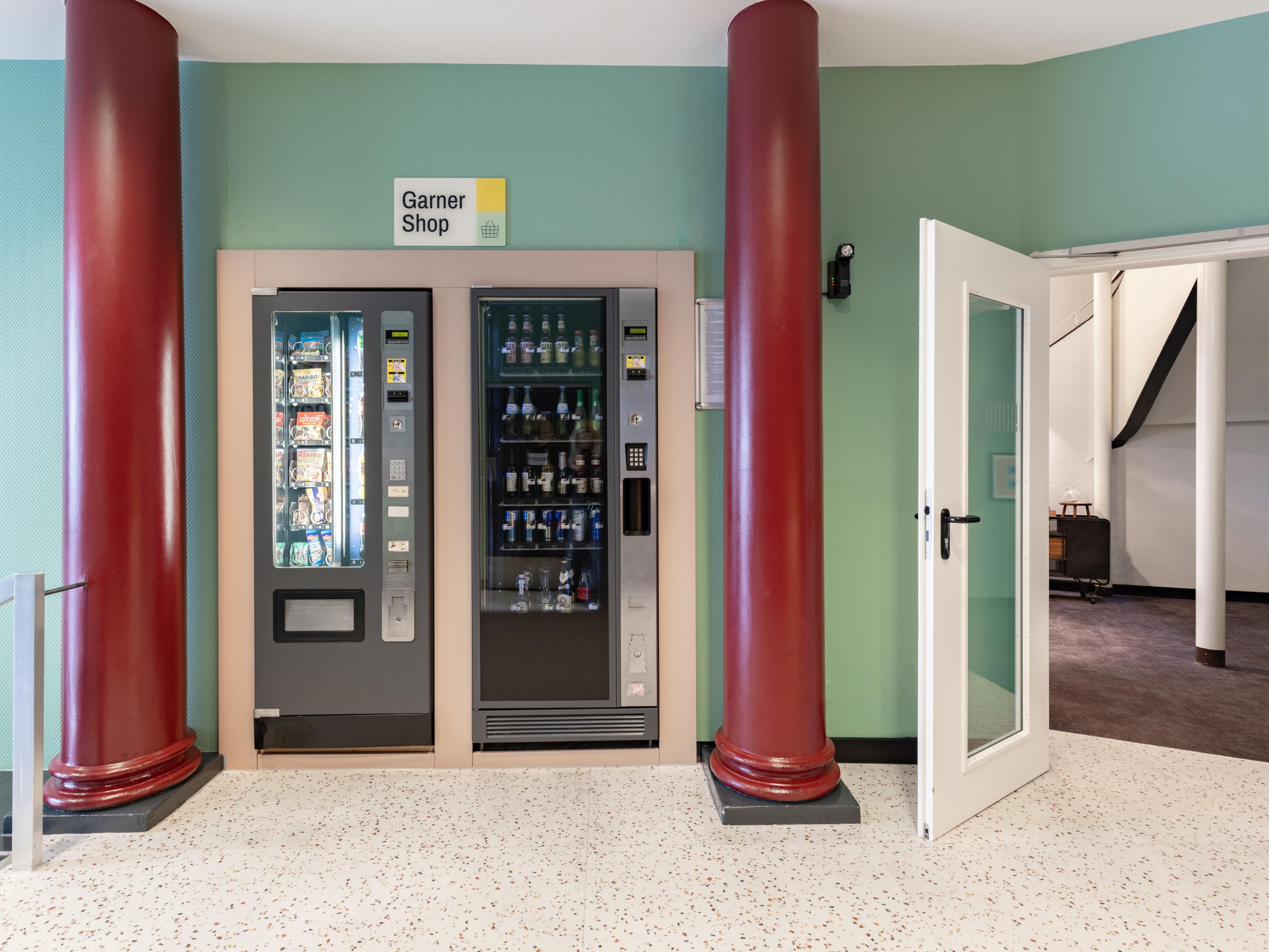 يقدم متجر 24/7 غارنر الوجبات الخفيفة والمشروبات في الردهة