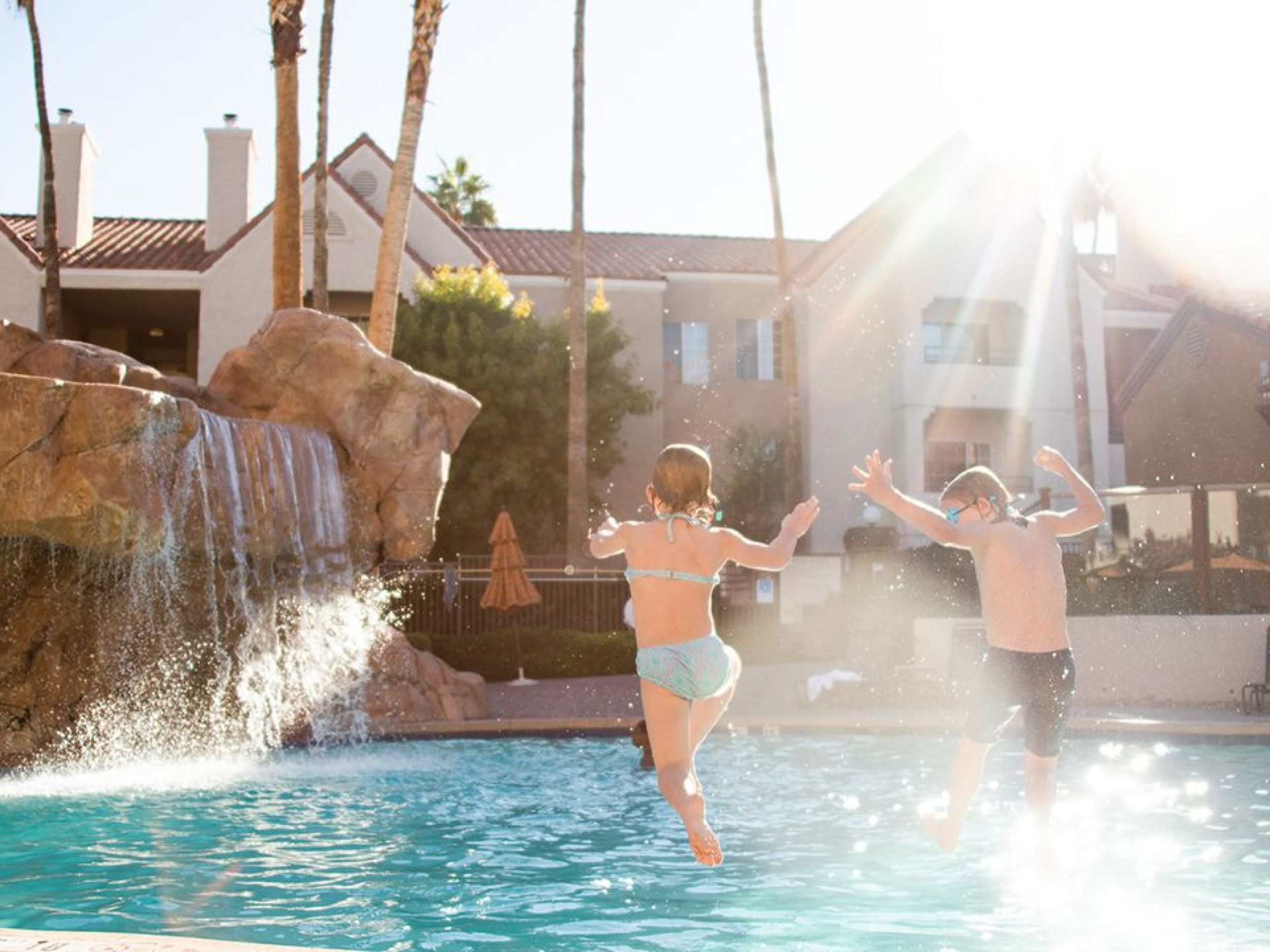 Crianças pulando na piscina