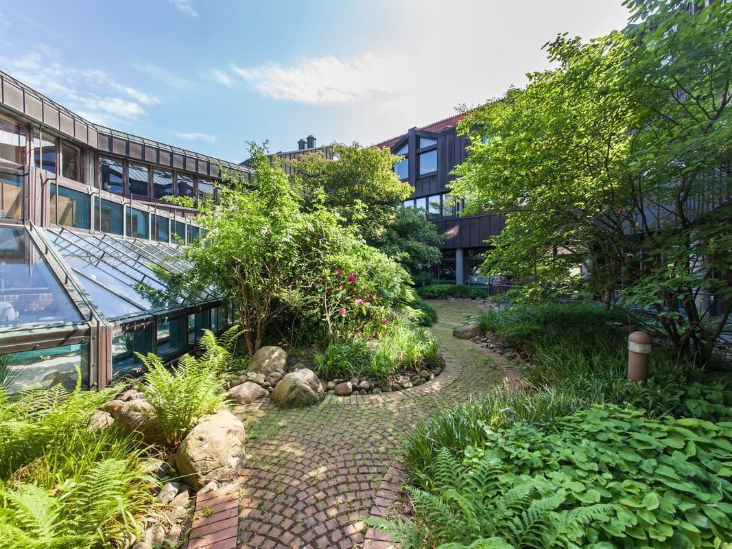 Lush green exterior of Garner Hotel Kiel - Akademie