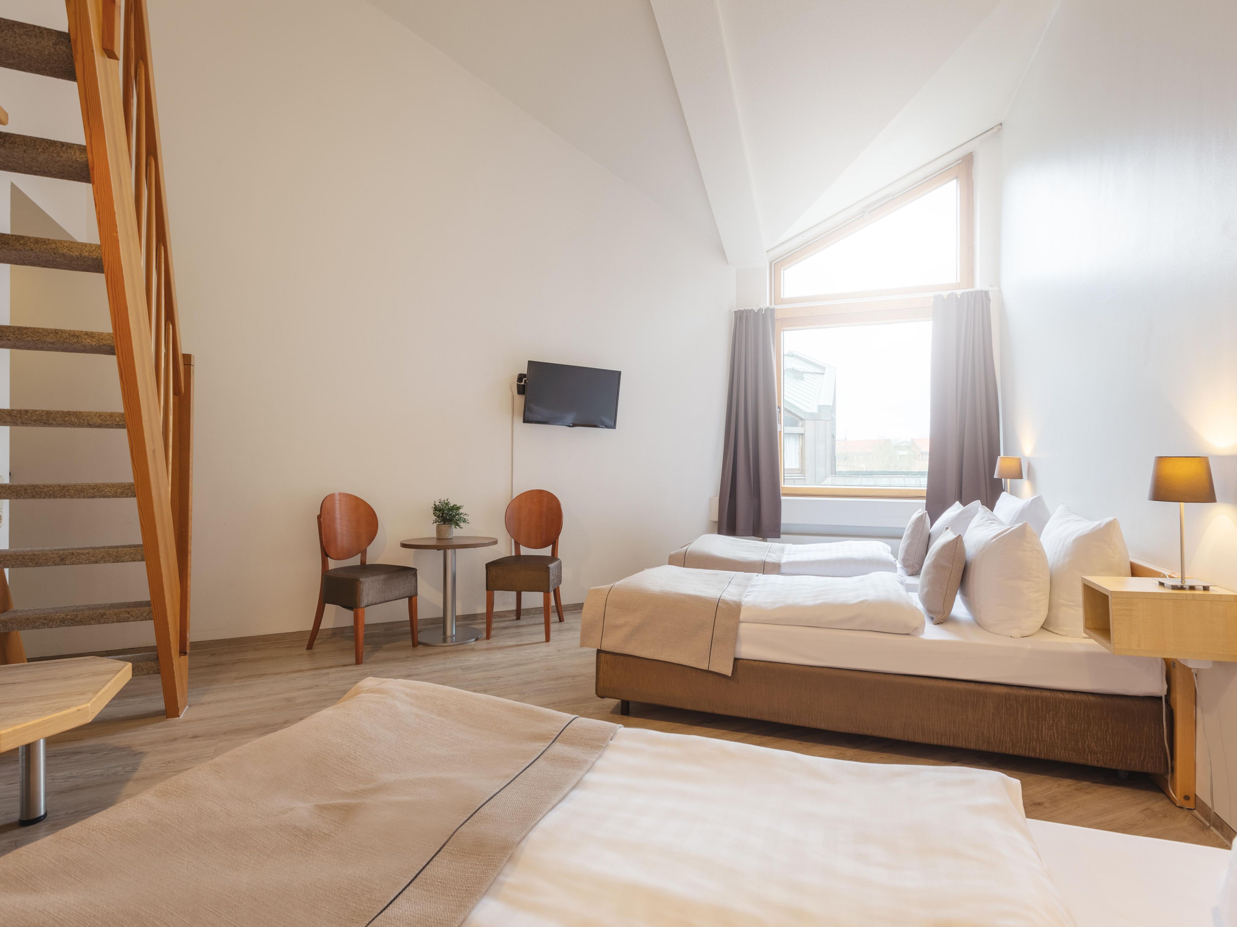 Our family rooms offer flexible space, perfect for groups, seminars, or friends’ getaways. Additionally, we offer 3 single-bed rooms and rooms with a small gallery – ideal for families or colleagues who need more space and comfort.