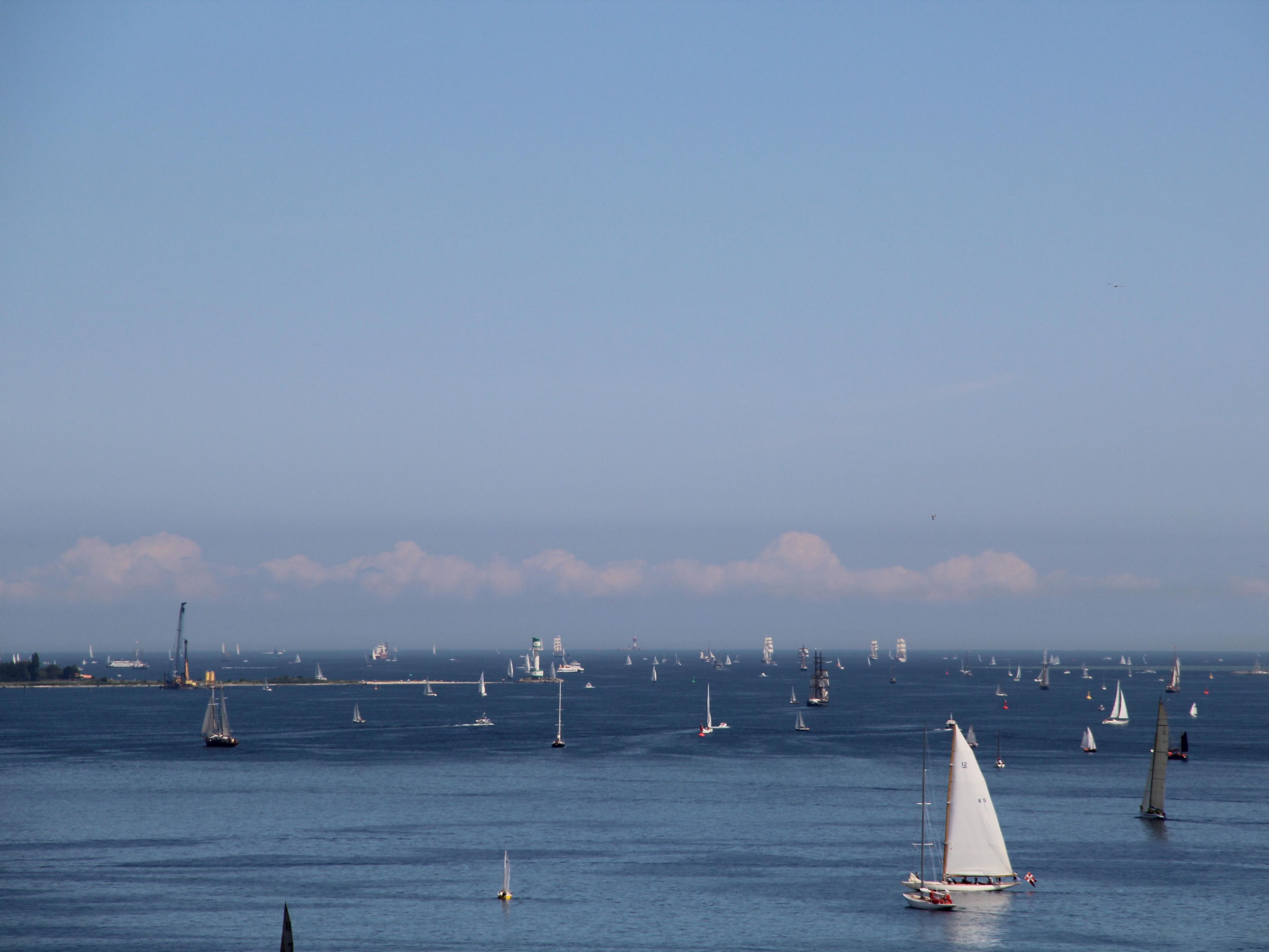 From June 21 to 29, 2025, experience the world’s largest sailing event – Kieler Woche! Just 10 minutes by bus from the hotel, enjoy exciting regattas, live music, and a unique atmosphere. Relax and soak in the maritime flair – the bus takes you conveniently into the city. © CCO