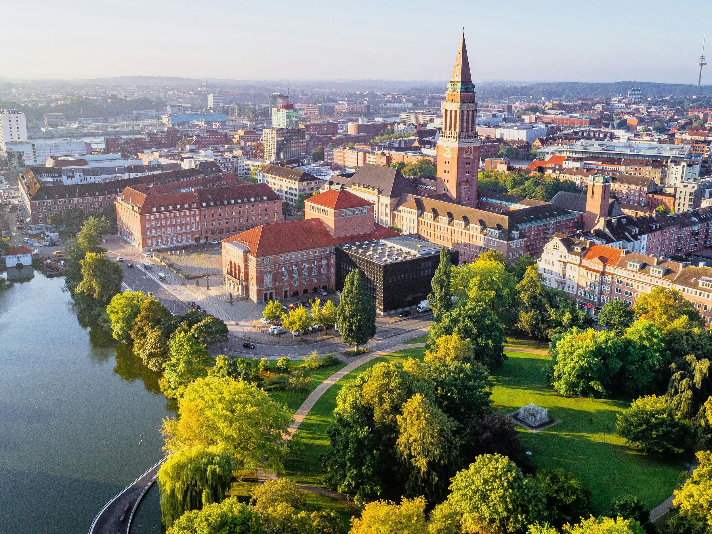 Celebrate German Unity Day on October 3 in Kiel! Enjoy free rides on buses, trains, and ferries. Experience live music, BMX shows, traditional groups (Trachtengruppen), Shanty choirs, and exciting competitions by the Sportpiraten at the train station. A perfect day to explore Kiel’s vibrant atmosphere and local culture!