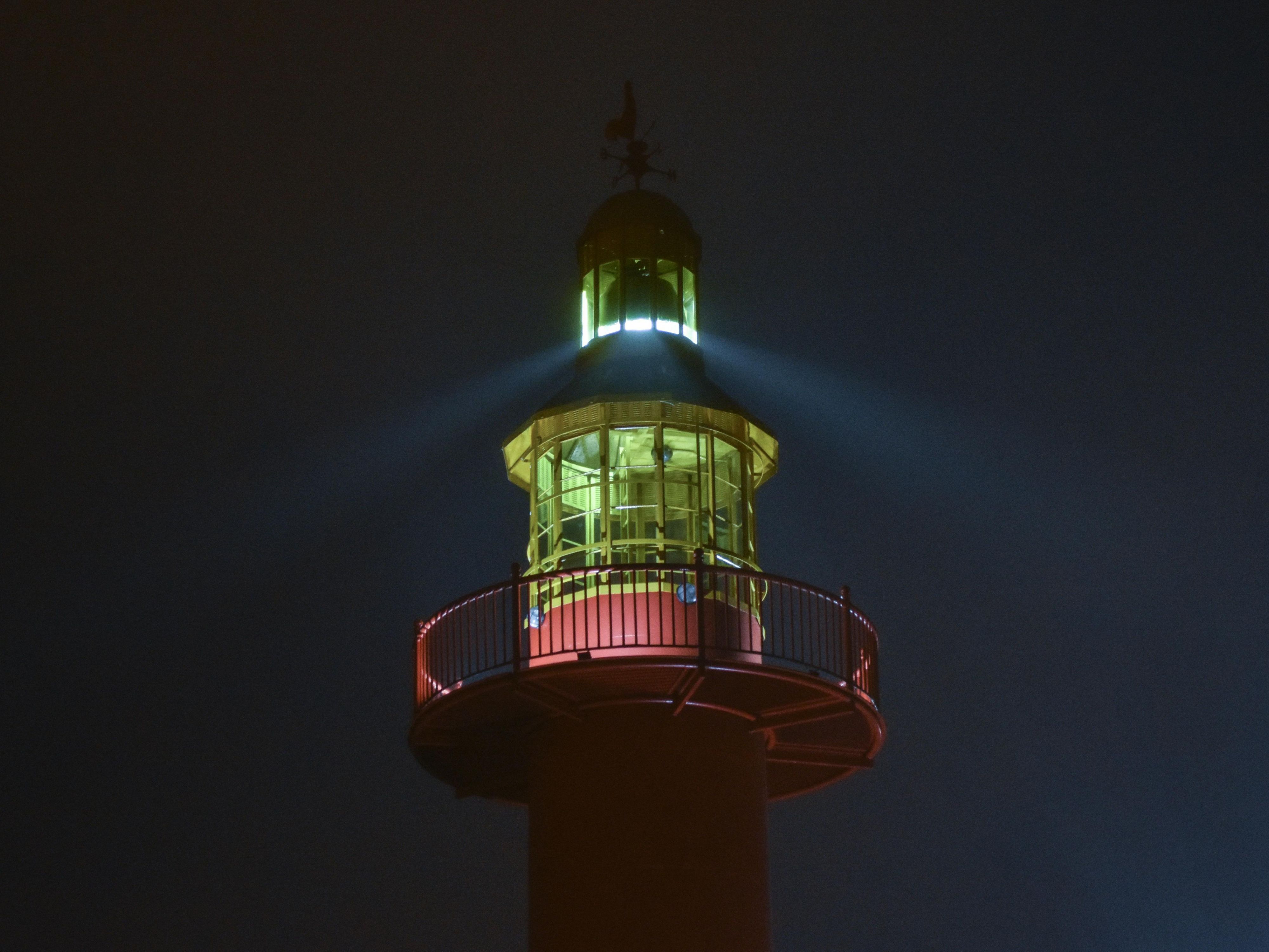 Experience the magic of the Nord-Ostsee Canal on September 6, 2025, as it lights up with thousands of lanterns, torches, and candles. From Kiel to Brunsbüttel, enjoy enchanting music, fascinating water shows, and a special light cruise on the steamship Freya. A memorable experience for the whole family!