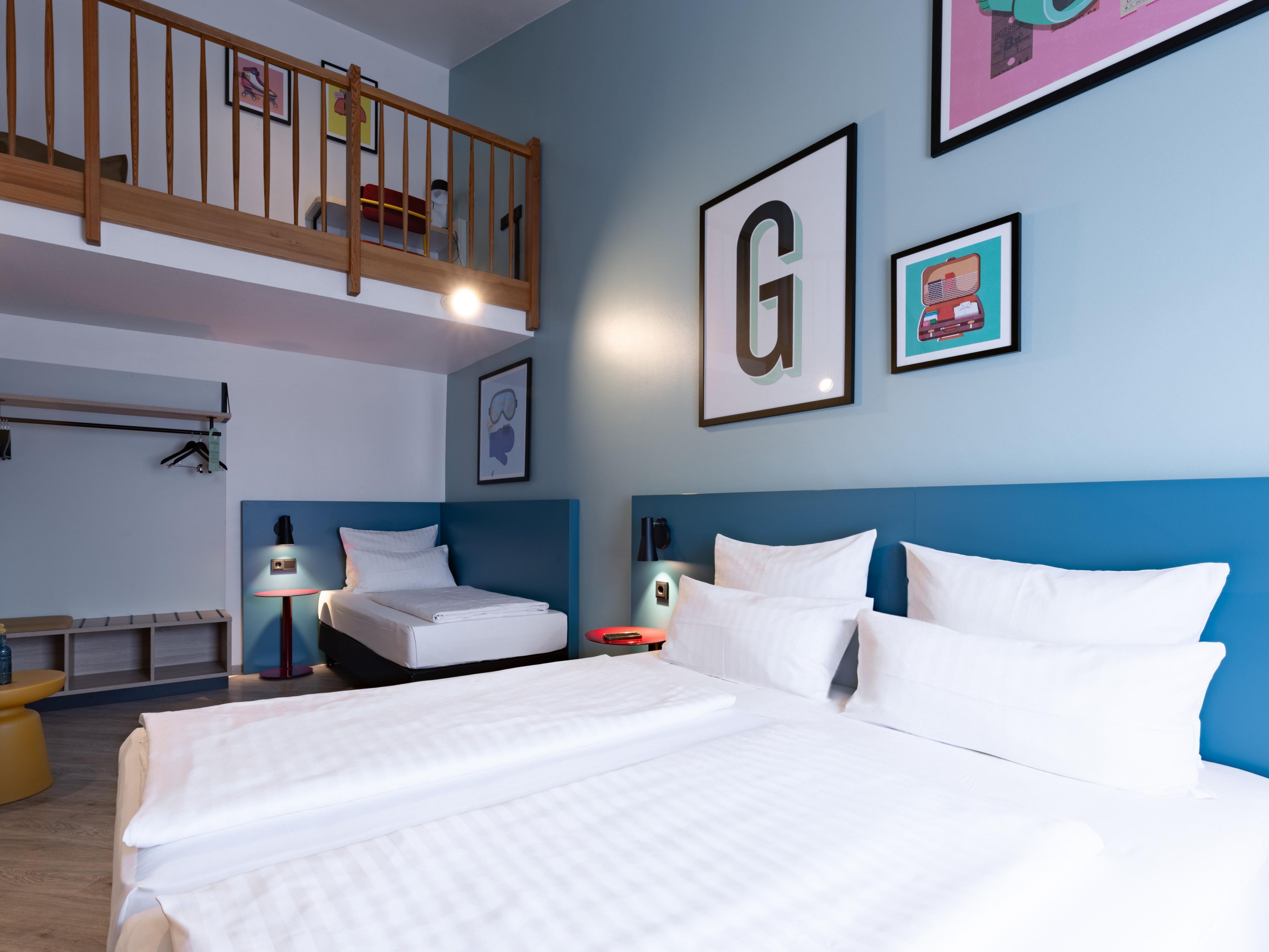 Our family rooms offer flexible space, perfect for groups, seminars, or friends’ getaways. Additionally, we offer 3 single-bed rooms and rooms with a small gallery – ideal for families or colleagues who need more space and comfort.