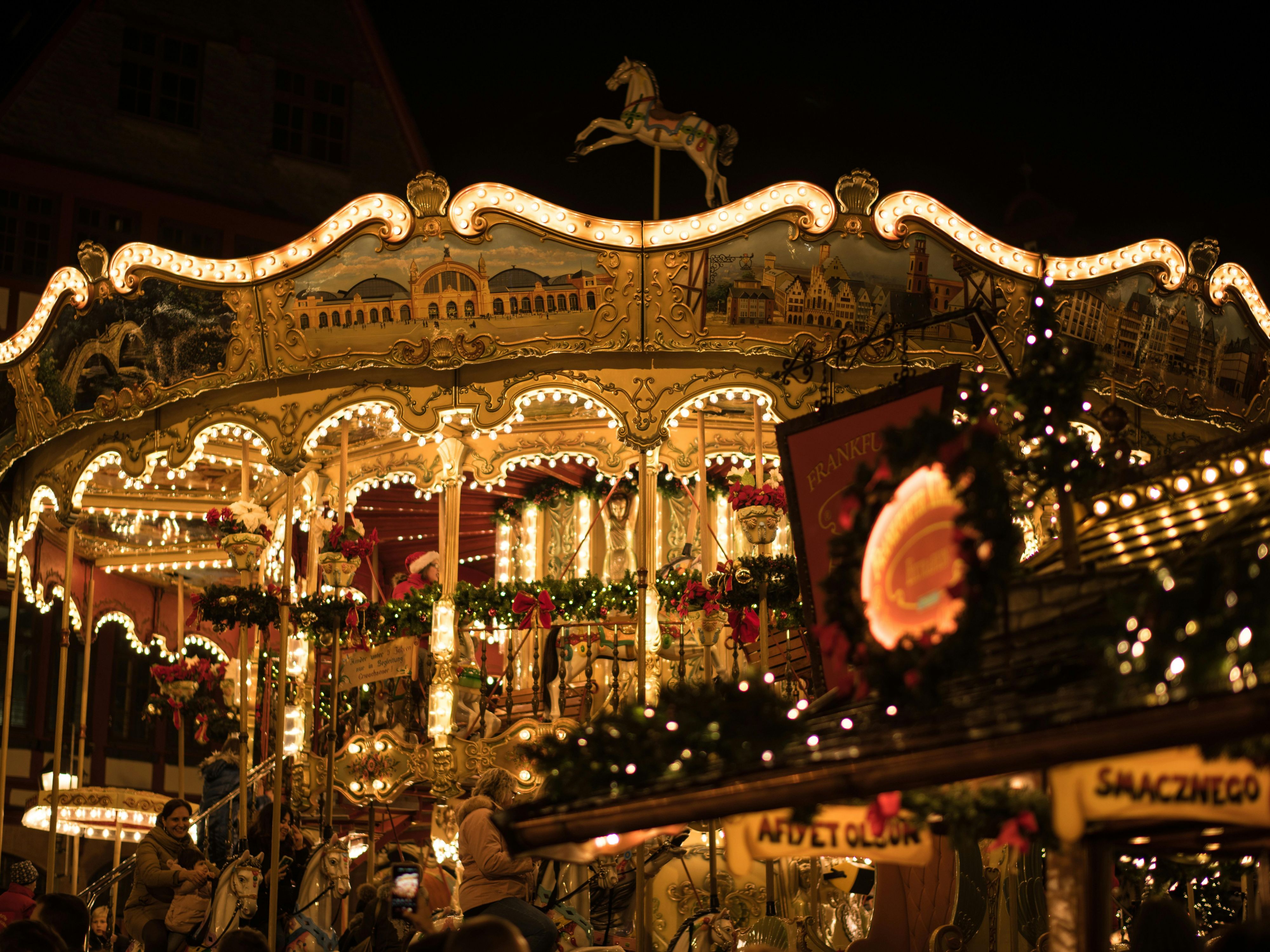 Kiel glows with festive spirit as the Christmas market at Holstenplatz becomes the city’s heart of celebration. Stroll through cosy huts with Scandi flair at Rathausplatz, glide across the ice rink at Germaniahafen, and discover the new Bootshafen market with its large Christmas tent that keeps the magic alive even when the weather turns grey.