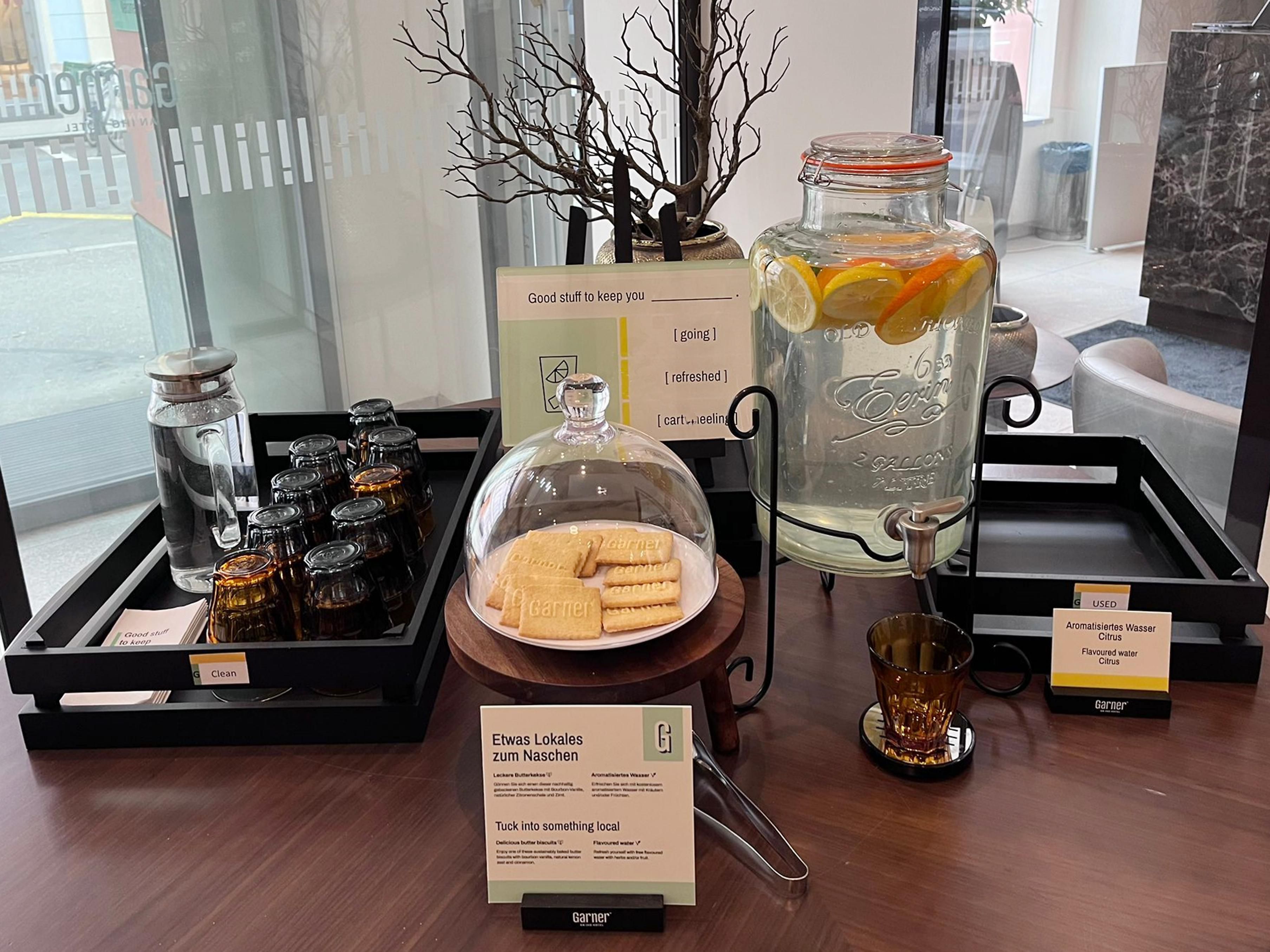 At Garner Klagenfurt - Moser Verdino, we’ve got your cravings covered! Enjoy complimentary flavor-infused water and local delicacies. Our Garner Shop is stocked with satisfying snacks and drinks.