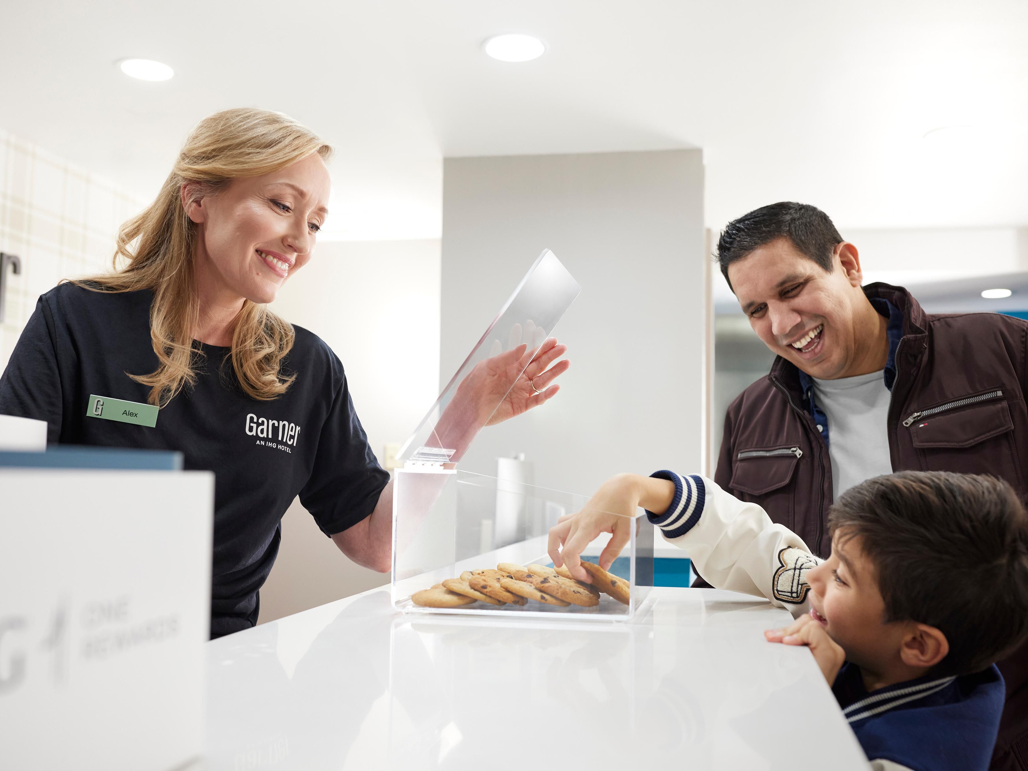 Các khách sạn Garner cũng độc đáo như những vị khách của chúng tôi. Chúng tôi tự hào cung cấp dịch vụ nồng nhiệt và hữu ích để tôn vinh hành trình của bạn. Và chúng tôi đã đề cập đến giờ hạnh phúc cookie của chúng tôi? Hãy ghé qua sảnh đợi vào buổi chiều để thưởng thức một món ăn đặc biệt.