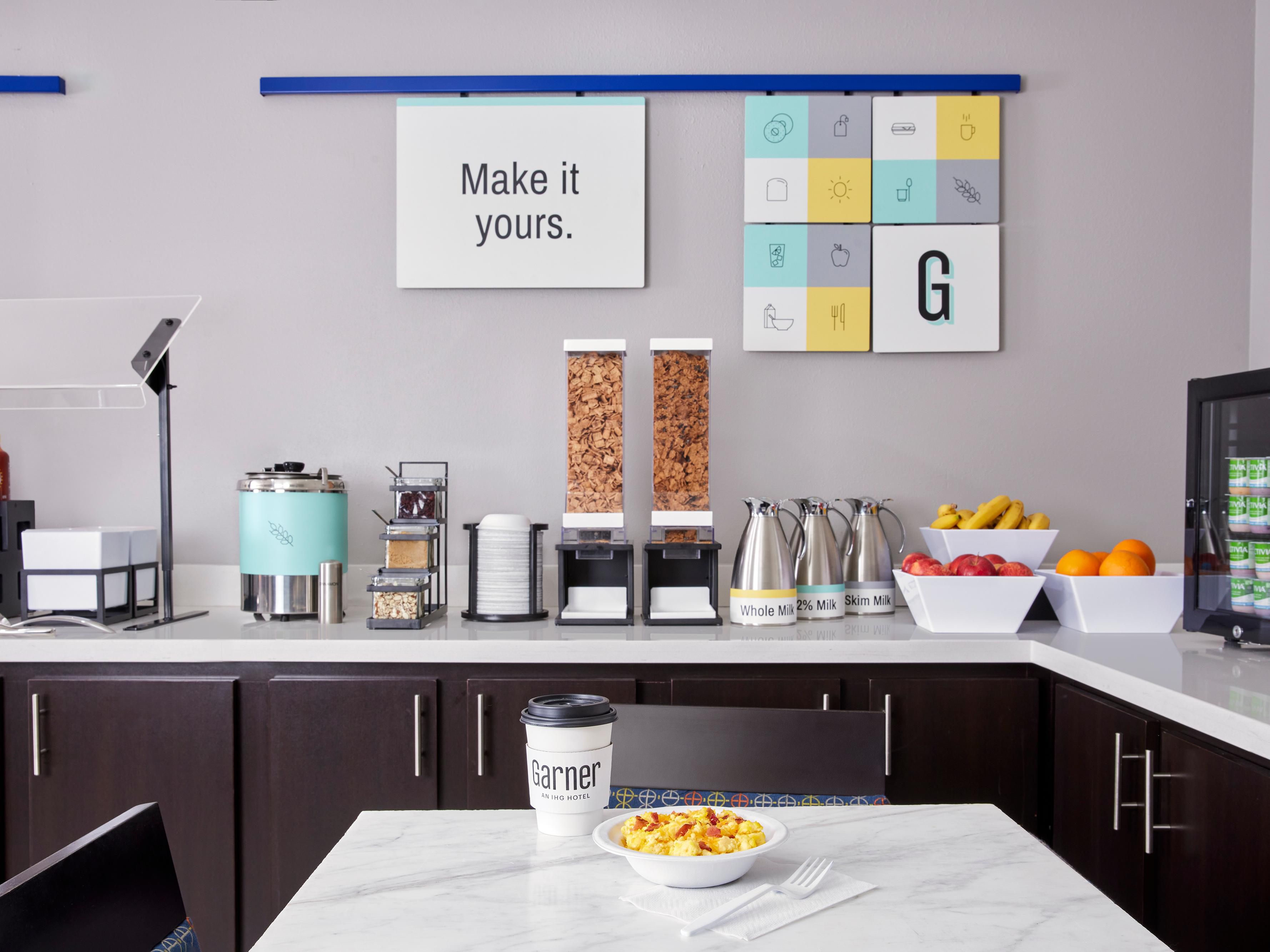 Thưởng thức quầy bar phục vụ bữa sáng nóng sốt miễn phí của chúng tôi. Thực đơn của chúng tôi bao gồm bát trứng và / hoặc bánh sandwich của riêng bạn với lớp phủ, bột yến mạch với các loại lớp phủ, sữa chua, ngũ cốc, trái cây tươi, nước trái cây Minute Maid®, cà phê đậu và trà.