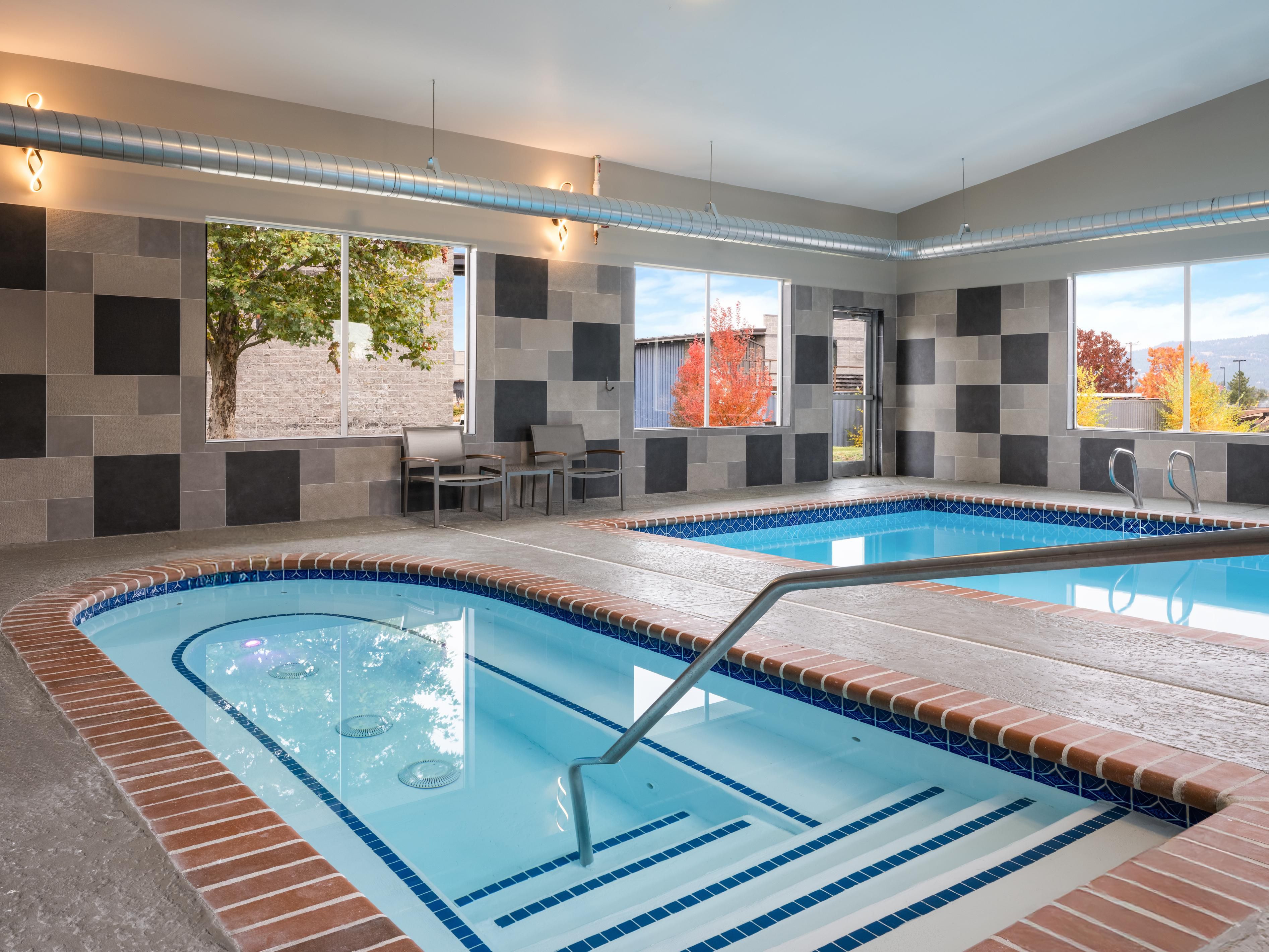 استمتع بالسباحة في المسبح الداخلي المدفأ في بحيرة ليبرتي.