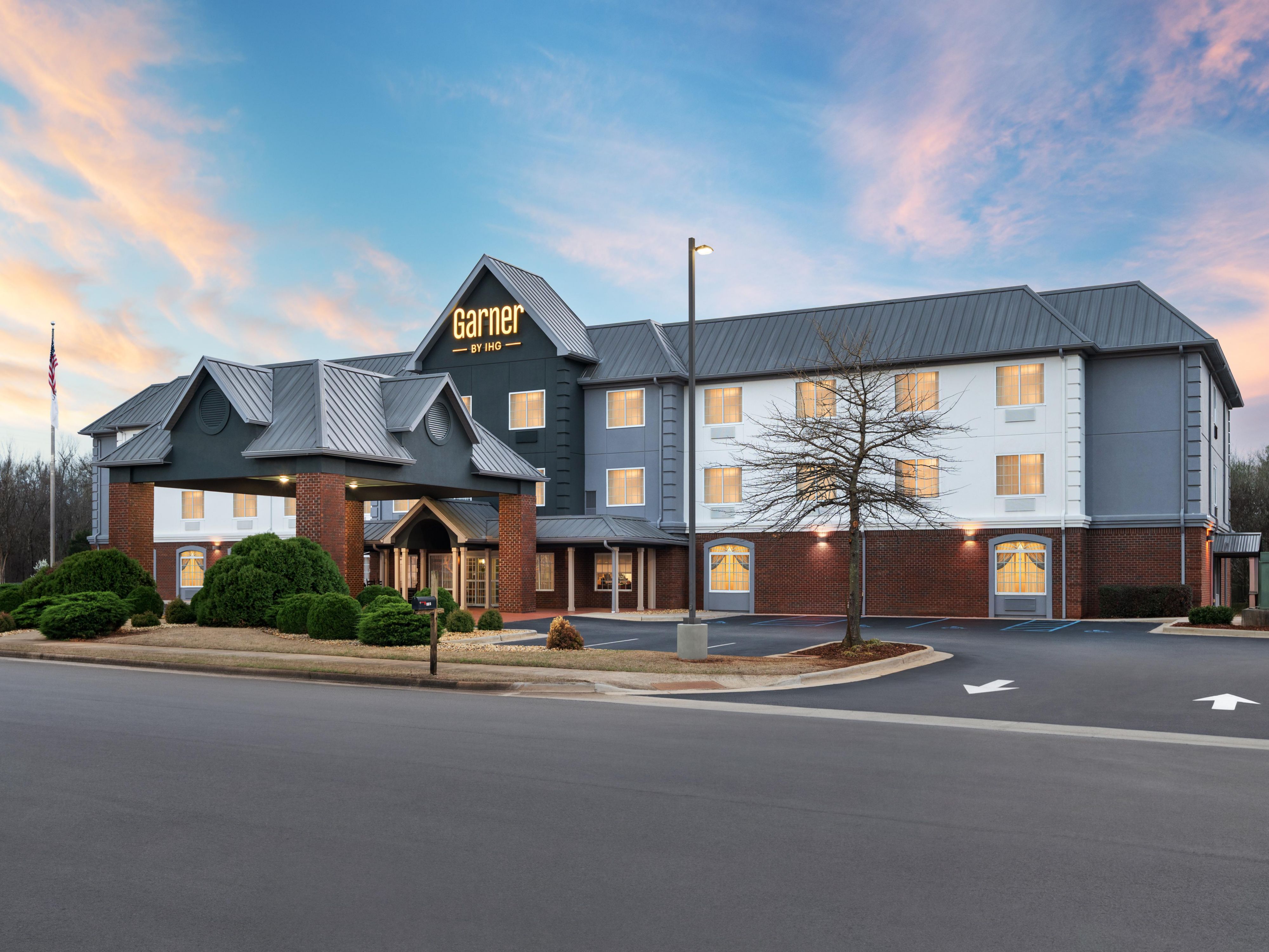 Außenansicht des Hotels in der Abenddämmerung