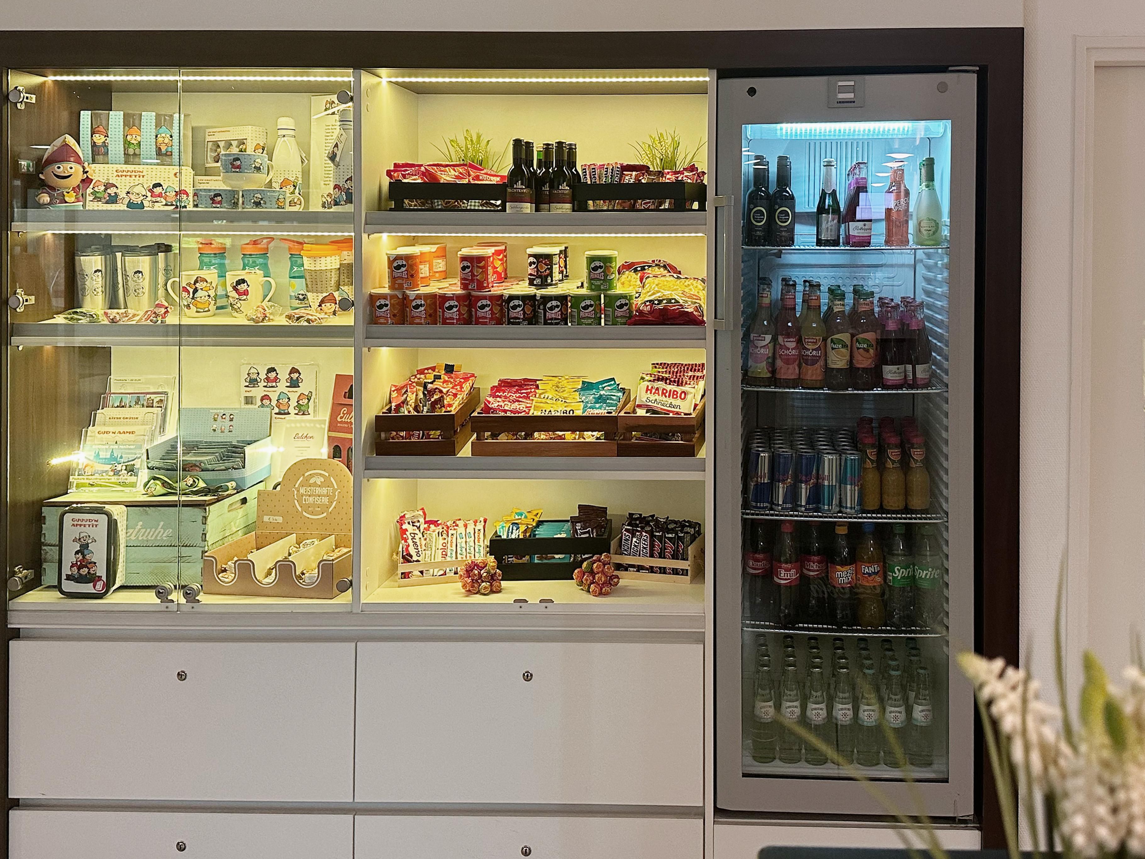 Our Garner Shop offers a 24/7 selection of snacks and drinks: from savory to sweet, from refreshing to warming. Whether it is soda, beer, coffee, or a quick bite, there is something for every taste.