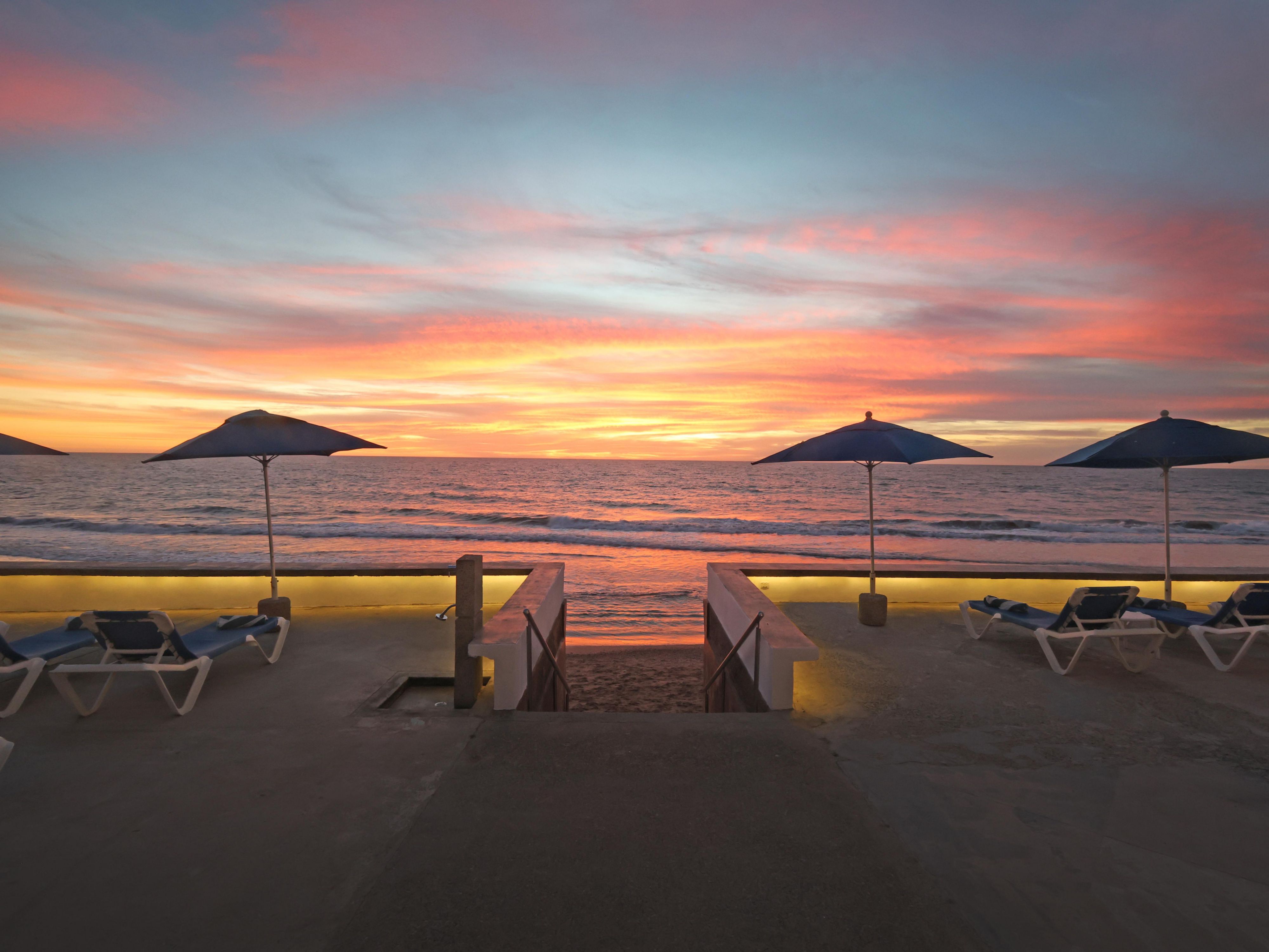 Playa Cerritos ofrece una de las experiencias de playa más relajantes de Mazatlán, famosa por sus espectaculares puestas de sol, arena suave y atmósfera tranquila. Perfecto para largas caminatas, vistas al mar y veladas inolvidables junto al mar, es el lugar ideal para desconectarse y disfrutar de la belleza del Pacífico.