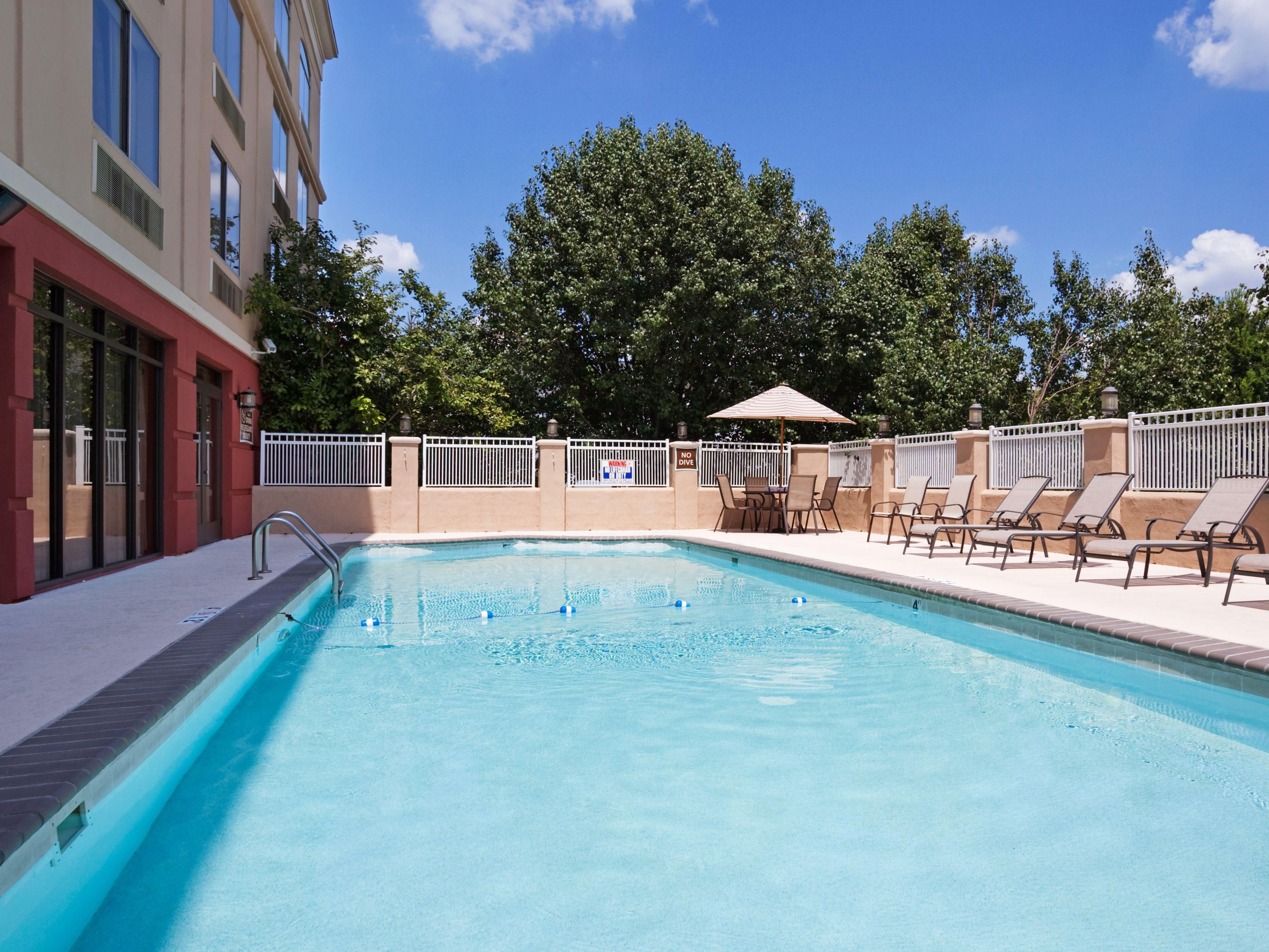 マーフリーズボロを散策した後には、キンプトンの屋外プールでリラックスした時間をお過ごしください。市内観光で一日を過ごした後にも、プールサイドで読書をしながらリフレッシュすることも、当ホテルのプールは温かい隠れ家です。