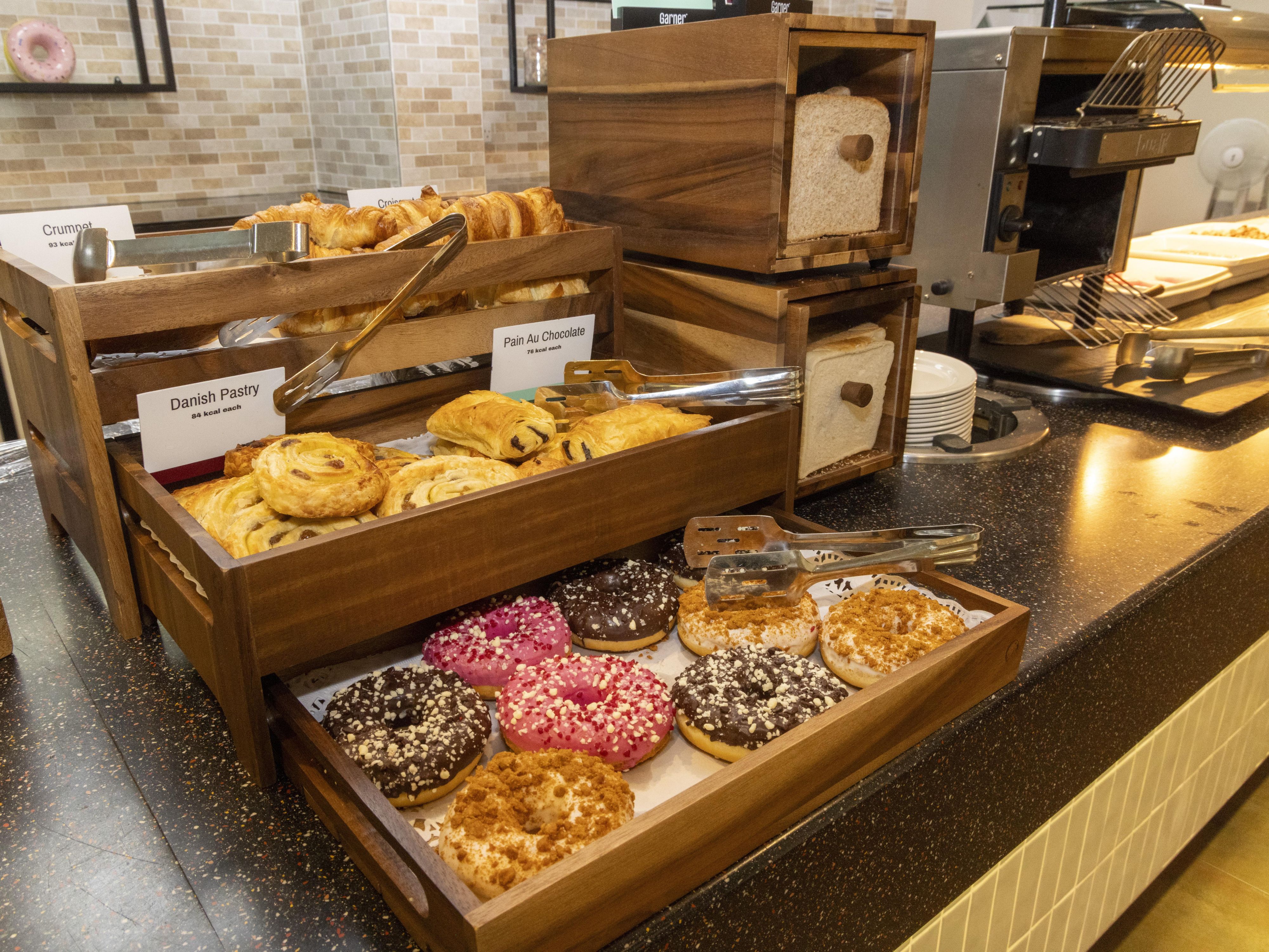 ابدأ يومك ببوفيه الإفطار ، واختر من بين مجموعة مختارة من الأصناف المطبوخة حديثًا والمعجنات الطازجة والحبوب والفواكه الطازجة والزبادي.