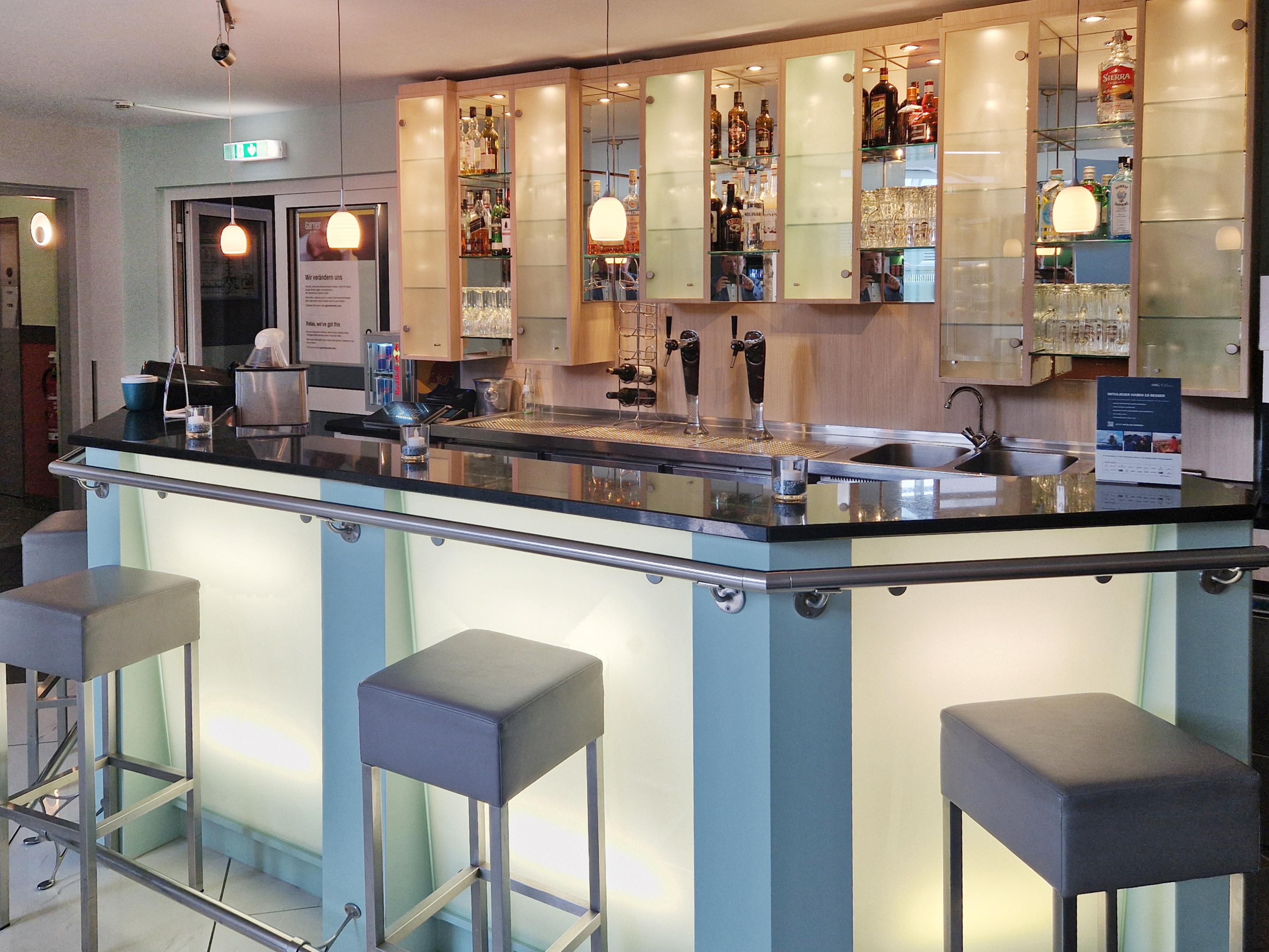 Enjoy a drink or two in the welcoming atmosphere of our Hotel Bar – the perfect place to relax after a busy day. Choose from a wide selection of refreshing cocktails, fine wines, cold beers, and non-alcoholic options. Feeling a bit hungry? We also offer a small but tasty menu of snacks and light bites to round off your evening.