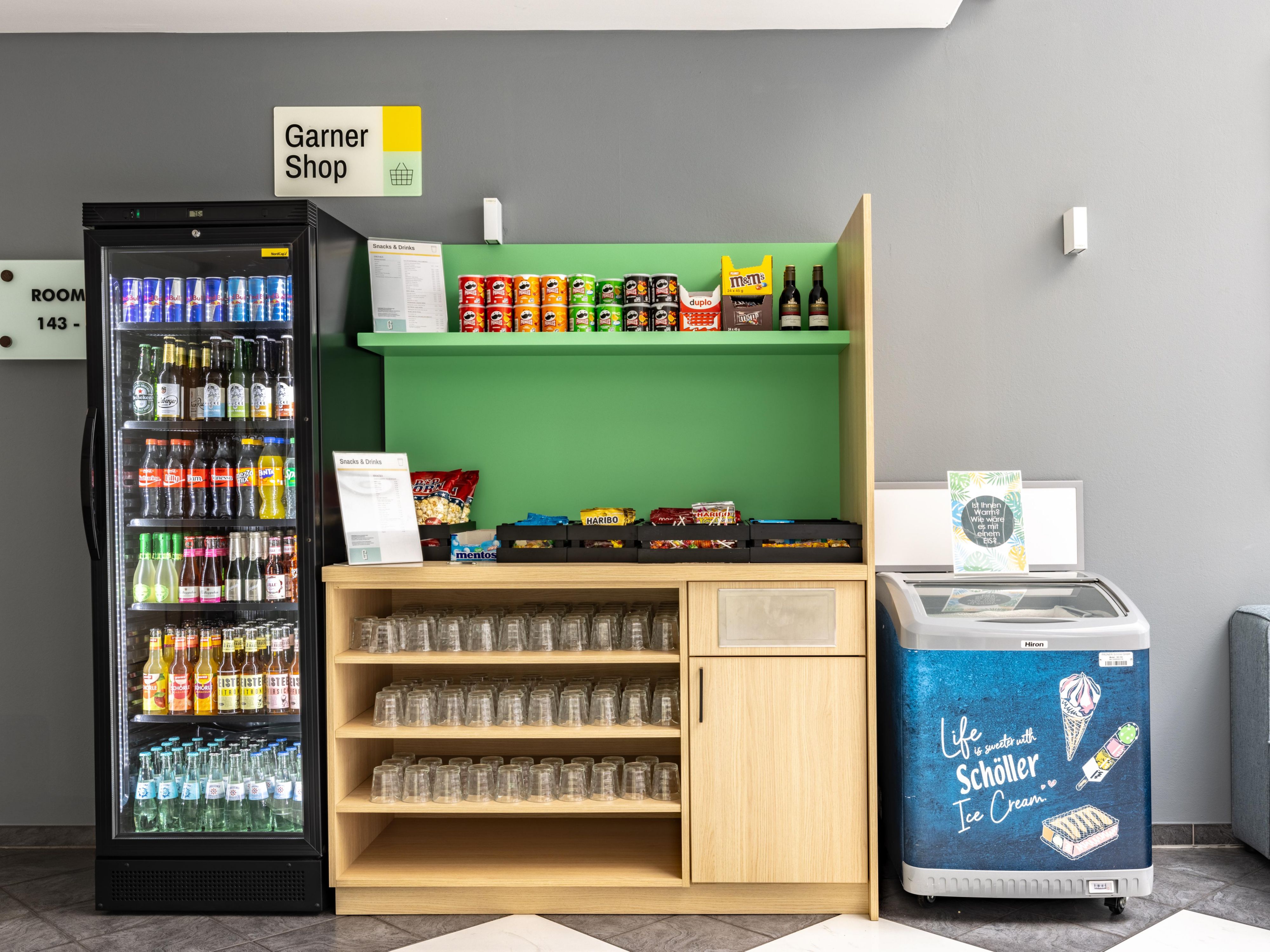 Open 24/7: Our Garner Shop in the lobby offers chilled drinks, sweet treats, and savory snacks. Simply pick what you like and pay at the reception. Whether it’s late at night, early in the morning, or anytime in between – a tasty refreshment is always within reach.