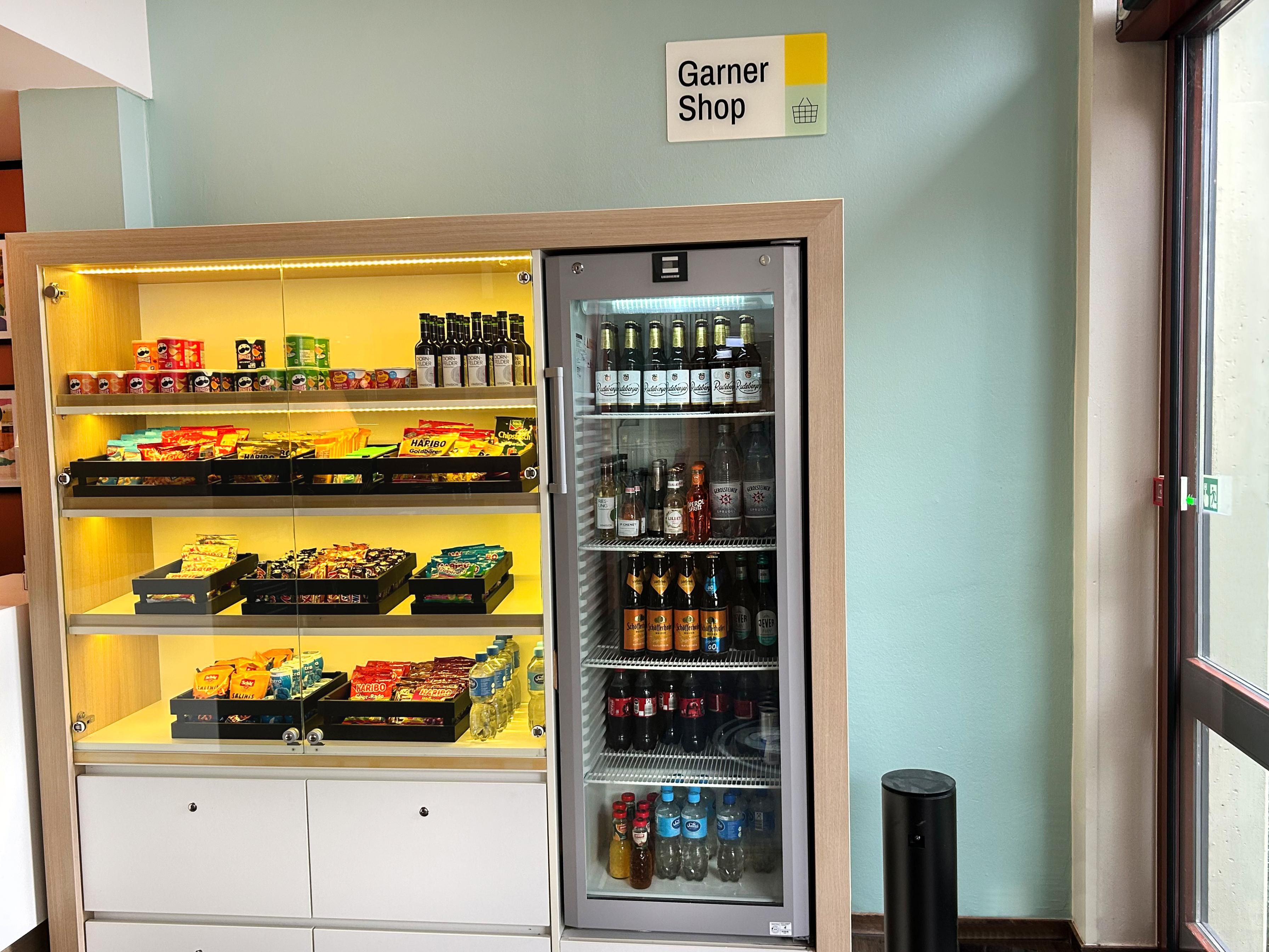 Kleiner Hunger oder Durst? In unserem Garner Shop in der Lobby finden Sie jederzeit erfrischende Getränke, süße Leckereien und herzhafte Snacks. Einfach auswählen und bequem an der Rezeption bezahlen. Gönnen Sie sich eine Pause – wann immer Sie möchten!