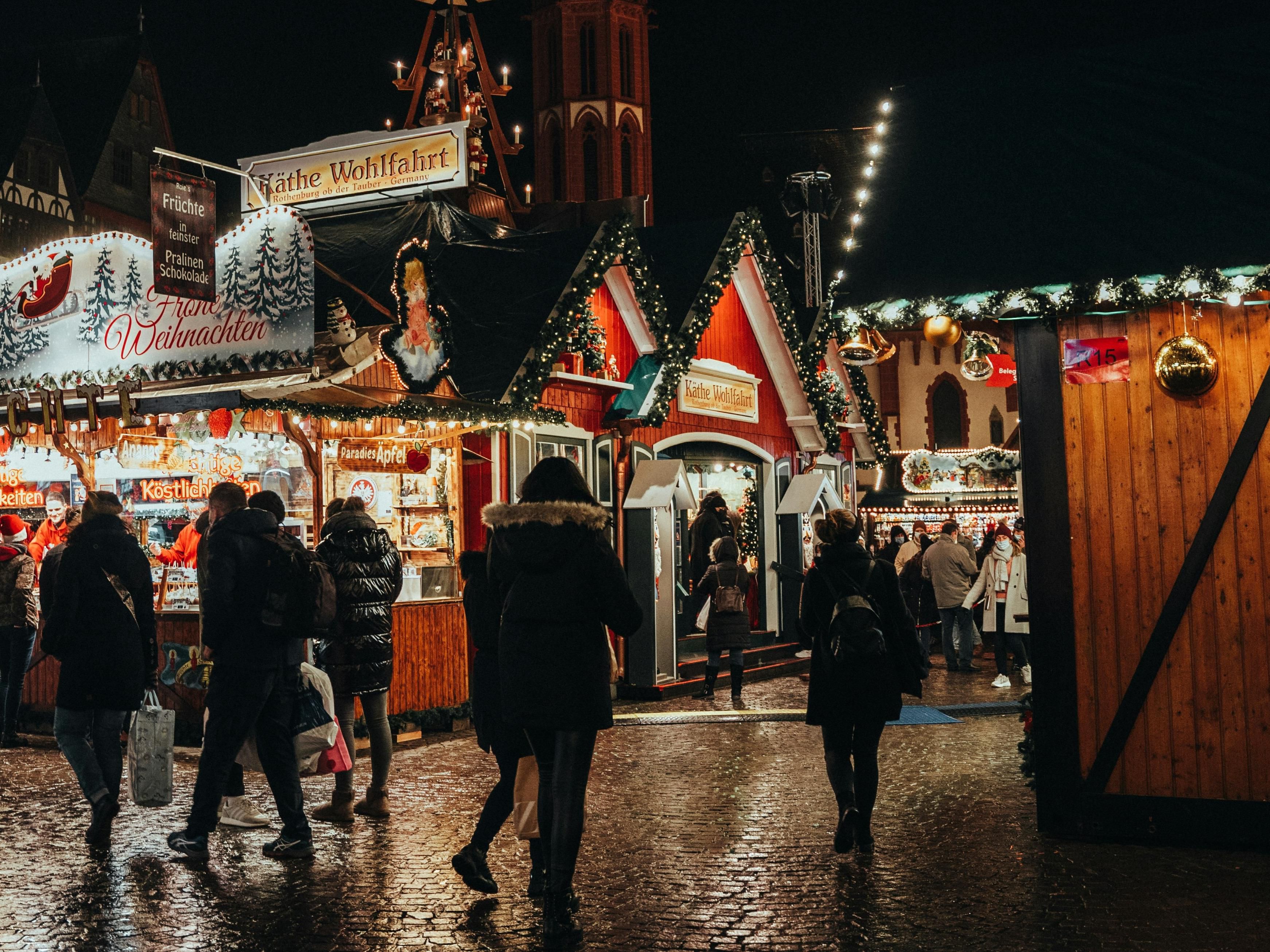 Erleben Sie festliche Stimmung in Osnabrücks Altstadt. Funkelnde Lichter, traditionelle Stände und der Duft von Glühwein laden zum Bummeln ein. Handgemachte Geschenke und leckere Spezialitäten machen den Markt zu einem zauberhaften Erlebnis für die ganze Familie.